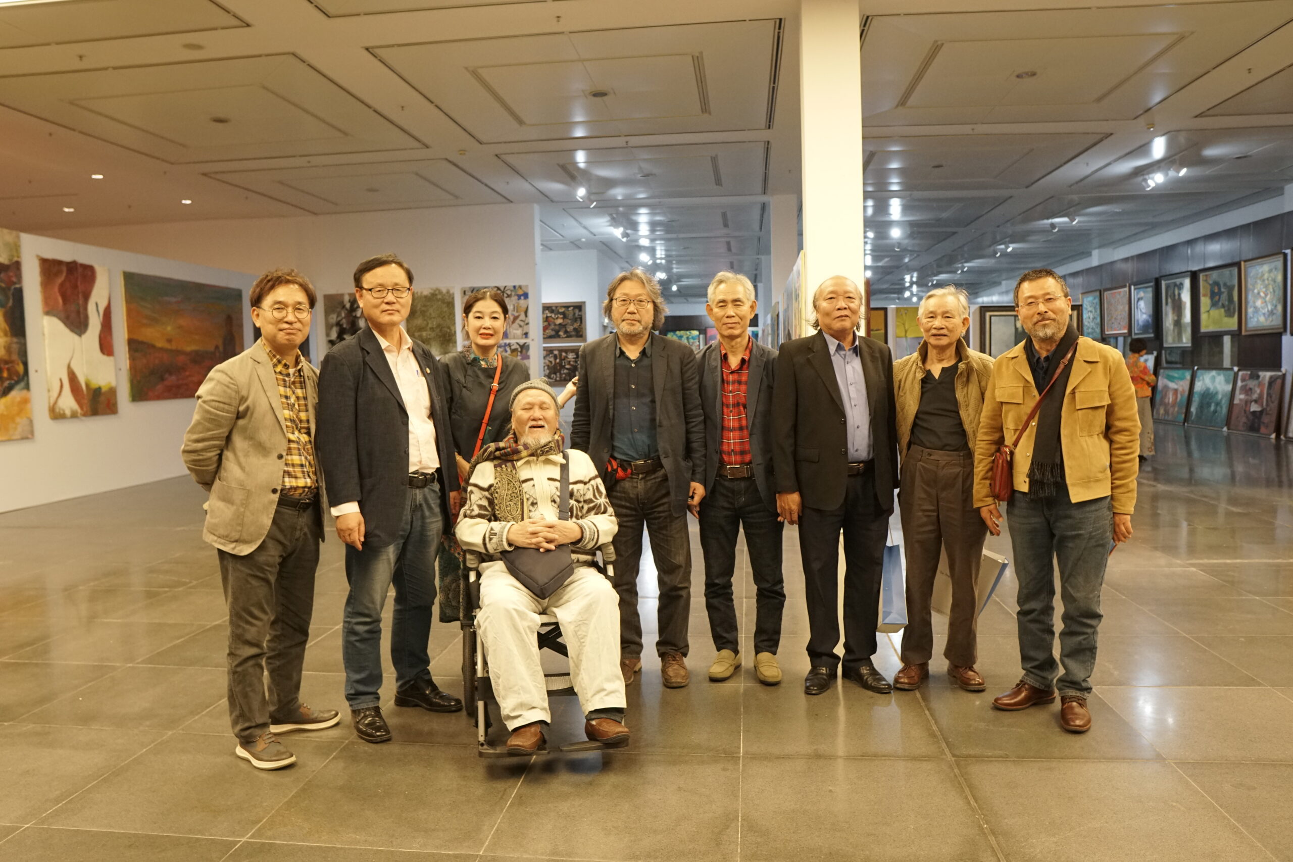 Các Họa sĩ Hàn Quốc có mặt tại Việt Nam giao lưu cùng các Họa sĩ Việt Nam trong triển lãm - Ảnh NTU
