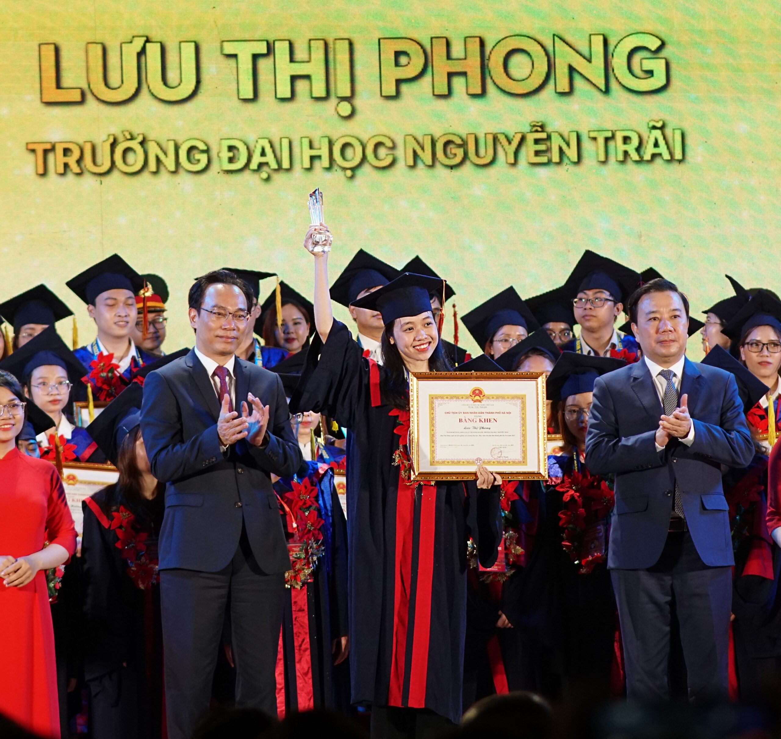 Sinh viên khoa Tài chính – Kế toán “Lưu Thị Phong” trong lễ tuyên dương 98 thủ khoa xuất sắc tốt nghiệp các trường đại học Hà Nội