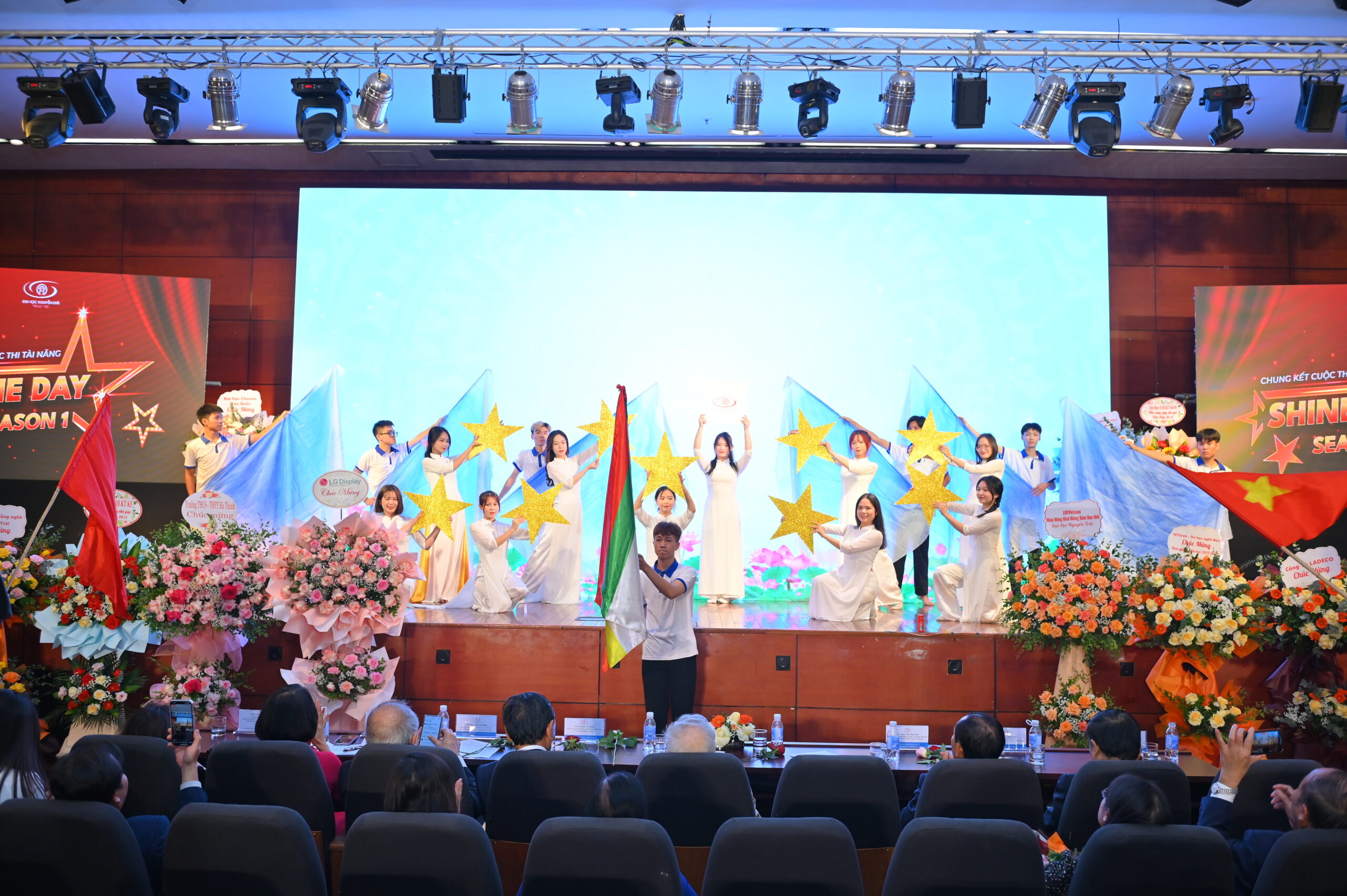 Tiết mục Múa "Bài ca Đại học Nguyễn Trãi - Khát vọng tuổi thanh xuân" - Tập thể sinh viên Trường Đại học Nguyễn Trãi