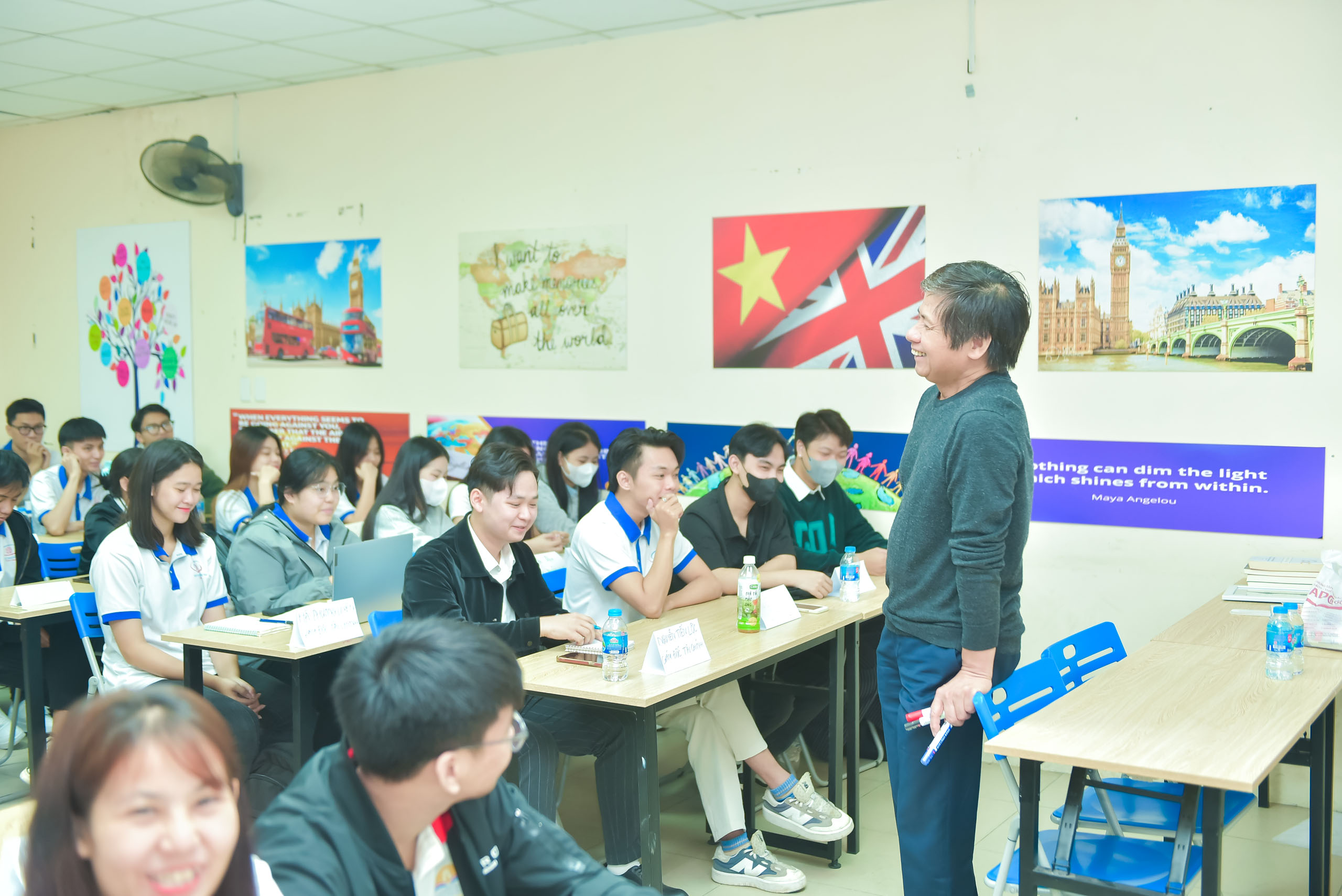 TS. Đặng Ngọc Sự được biết đến như một người thầy luôn đem đến phong cách giảng dạy độc đáo và giàu cảm xúc