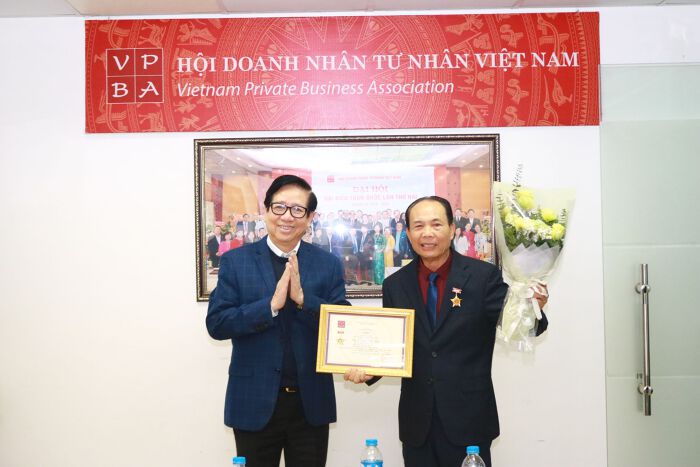 PGS, TS Nguyễn Trọng Điều - Chủ tịch VPBA trao Quyết định Tặng Kỷ niệm chương “Vì sự nghiệp Xây dựng và Phát triển Doanh nhân Việt Nam” cho Tiến sĩ Nguyễn Tiến Luận - Ủy viên Ban chấp hành Trung ương VPBA, Nhà sáng lập, Chủ tịch Công ty Ladeco, Hiệu trưởng Trường Đại học Nguyễn Trãi, Trường Cao đẳng nghề Nguyễn Trãi, Trường THCS, THPT Hà Thành. 