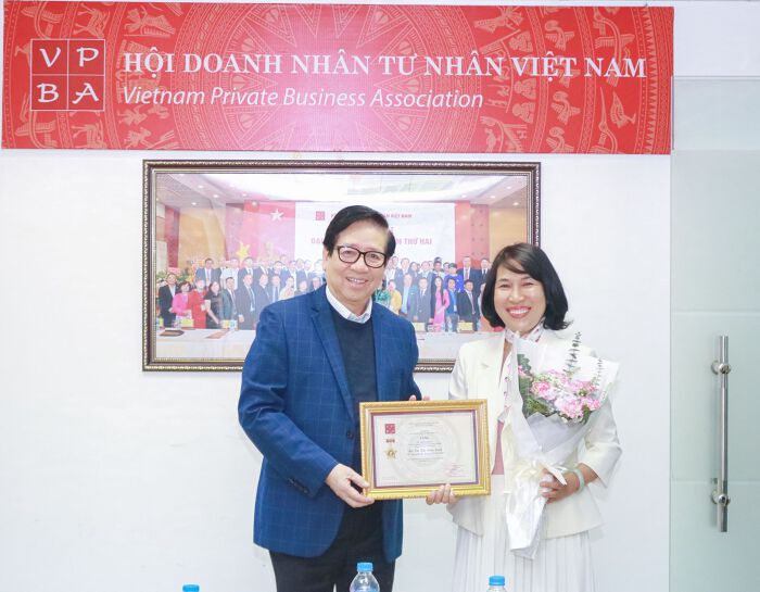 PGS, TS Nguyễn Trọng Điều - Chủ tịch VPBA trao Quyết định Tặng Kỷ niệm chương “Vì sự nghiệp Xây dựng và Phát triển Doanh nhân Việt Nam” cho ThS. Vũ Thị Kim Oanh - Phó Tổng giám đốc Công ty Ladeco, Chủ tịch Hội đồng Trường Đại học Nguyễn Trãi. 