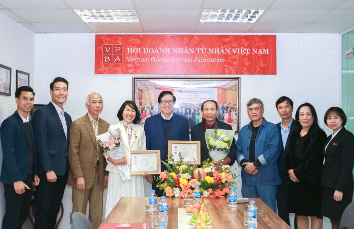  PGS, TS Nguyễn Trọng Điều - Chủ tịch VPBA chụp ảnh lưu niệm cùng các đại biểu và vợ chồng Doanh nhân “binh nhì” Nguyễn Tiến Luận.