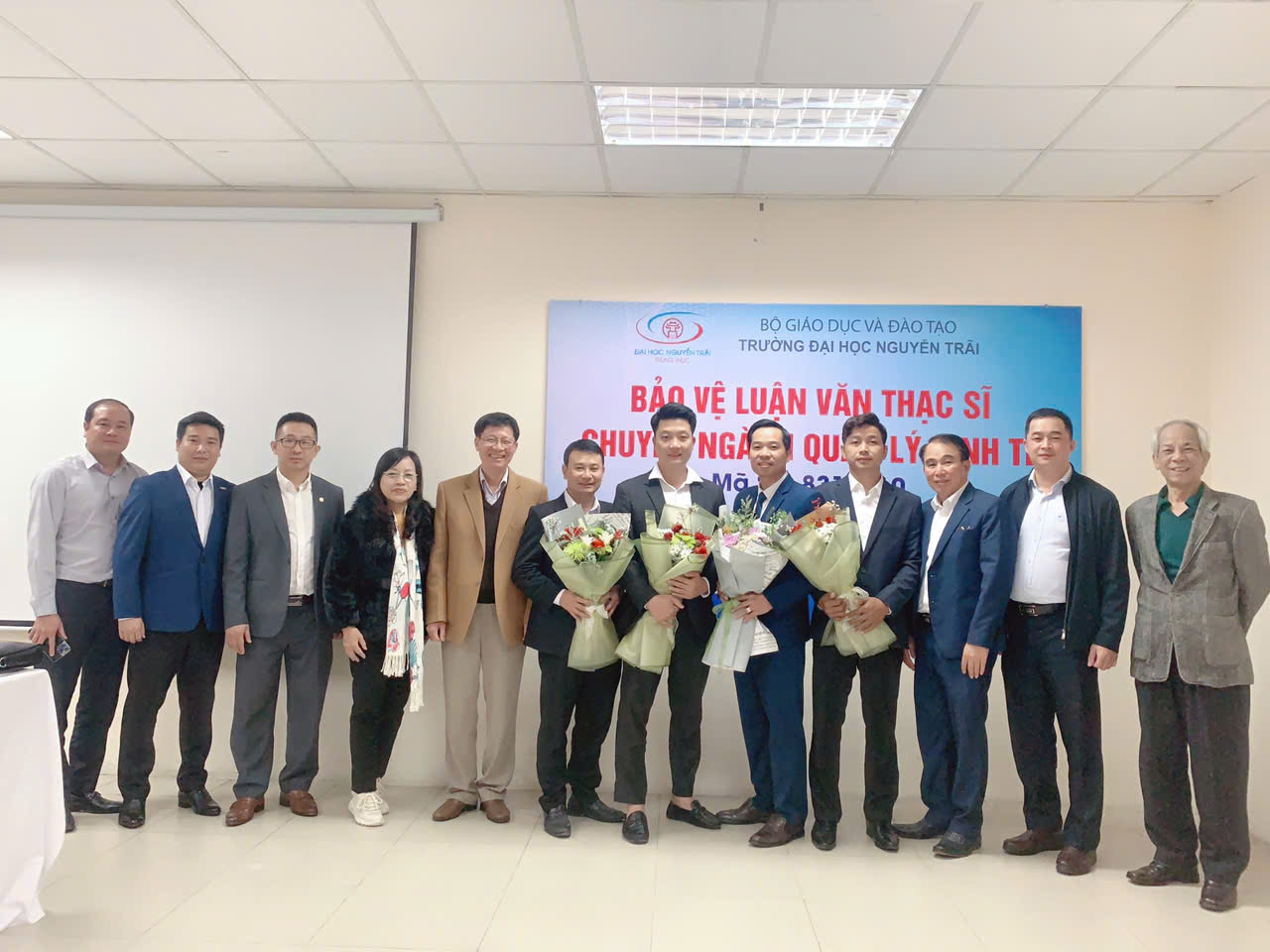 Các học viên chụp hình lưu niệm tại buổi lễ bảo vệ luận văn thạc sĩ