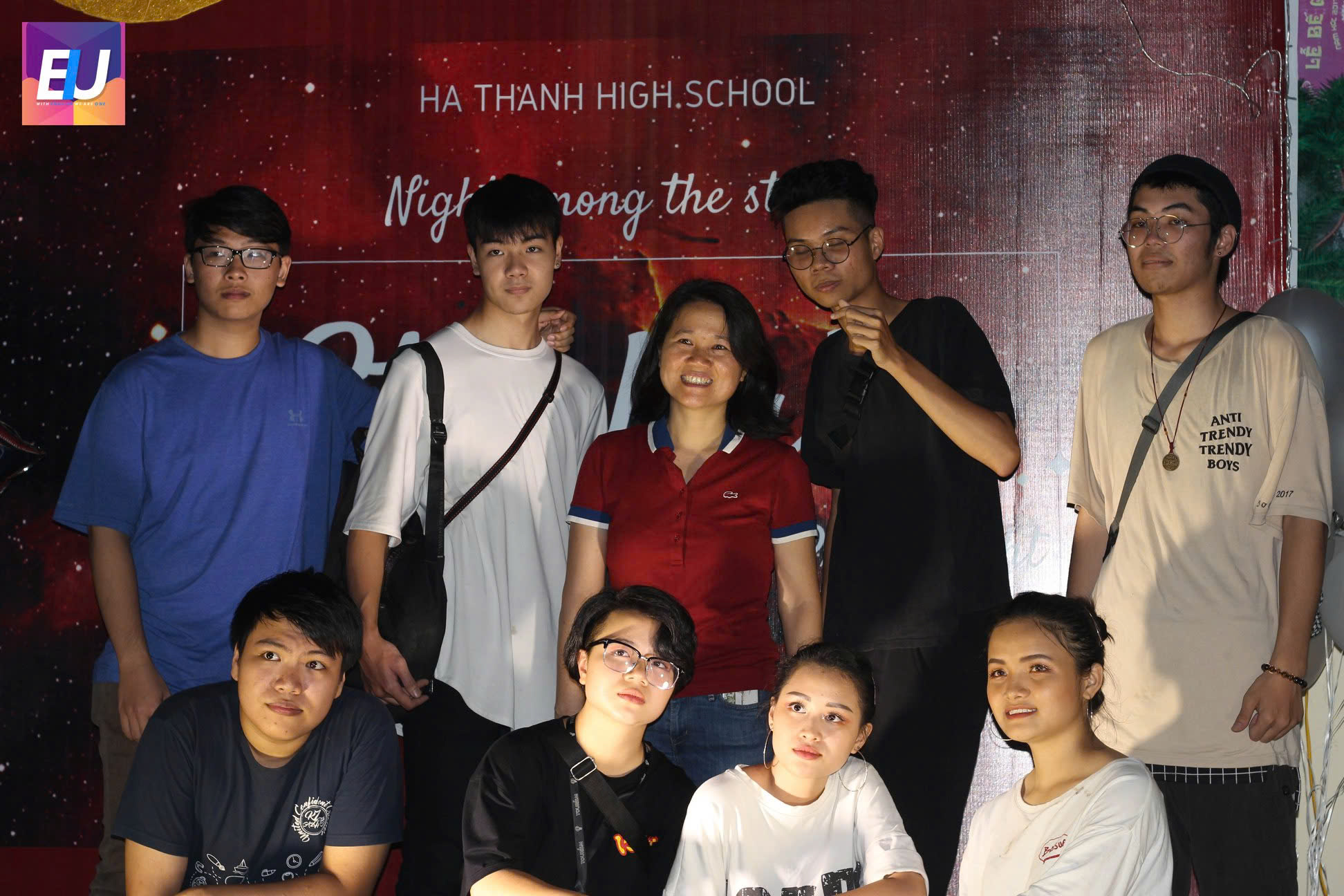 Anh Hoàng Hải cùng cô Vũ Thu Hoài và bạn bè tại THPT Hà Thành
