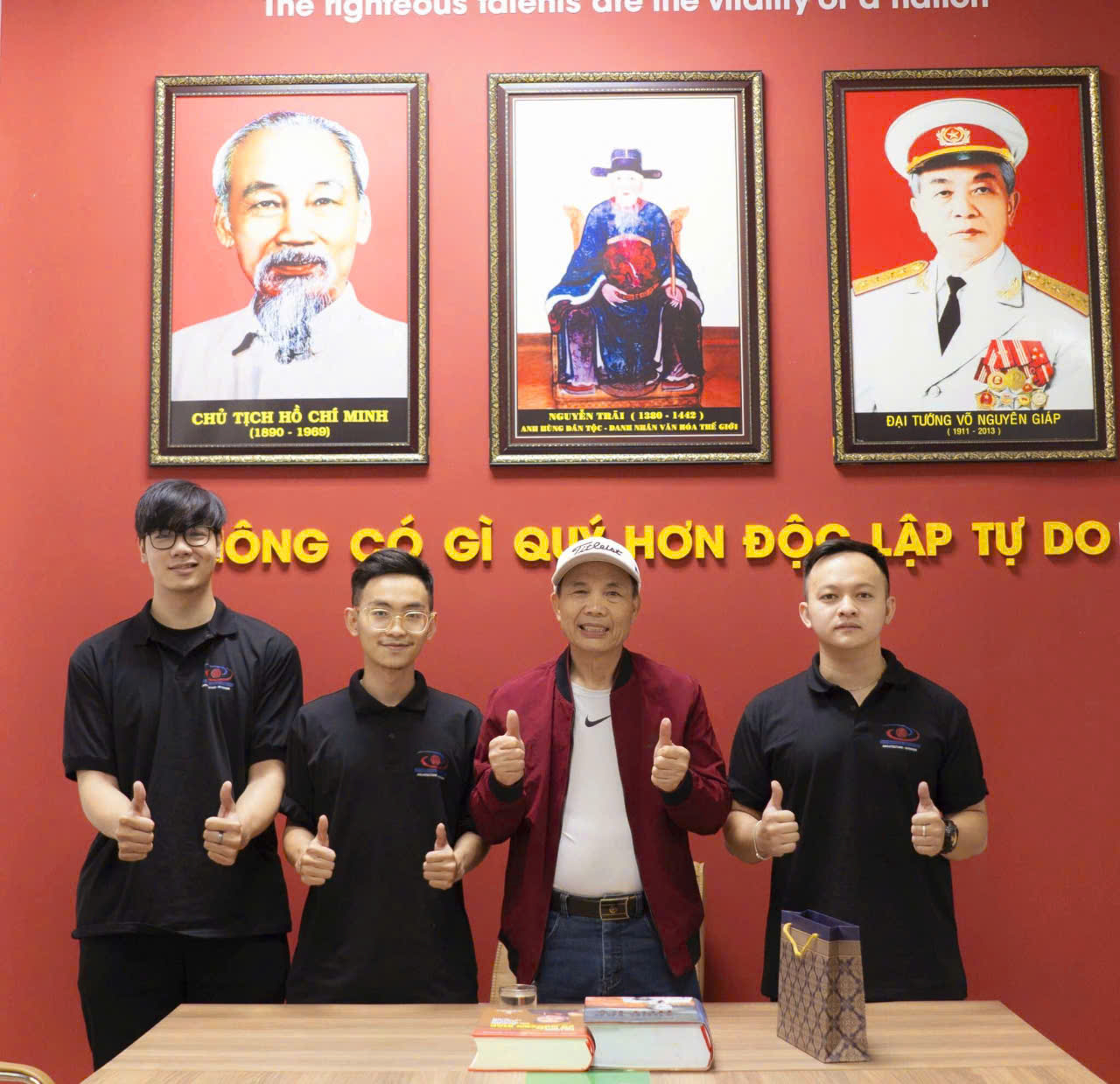 TS. Nguyễn Tiến Luận chụp hình kỷ niệm cùng KTS Hoàng Hải và đồng đồng sau Festival Kiến trúc