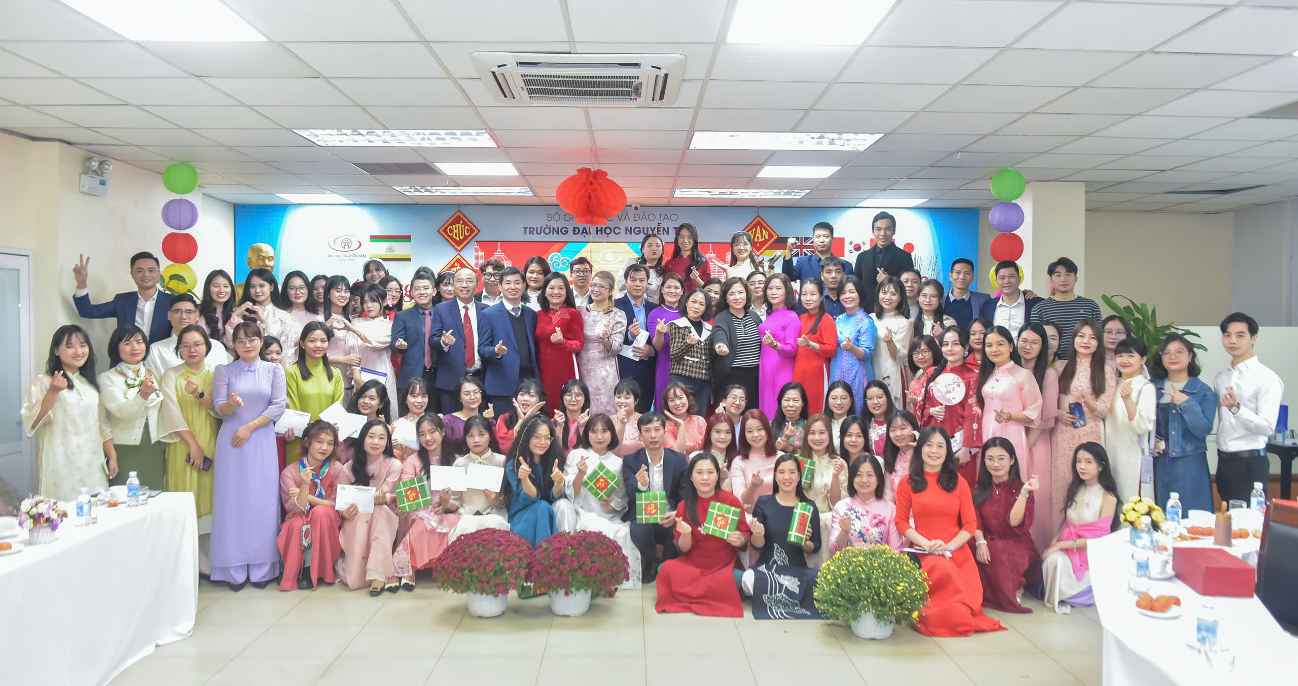 Tập thể cán bộ, giảng viên, nhân viên NTU 