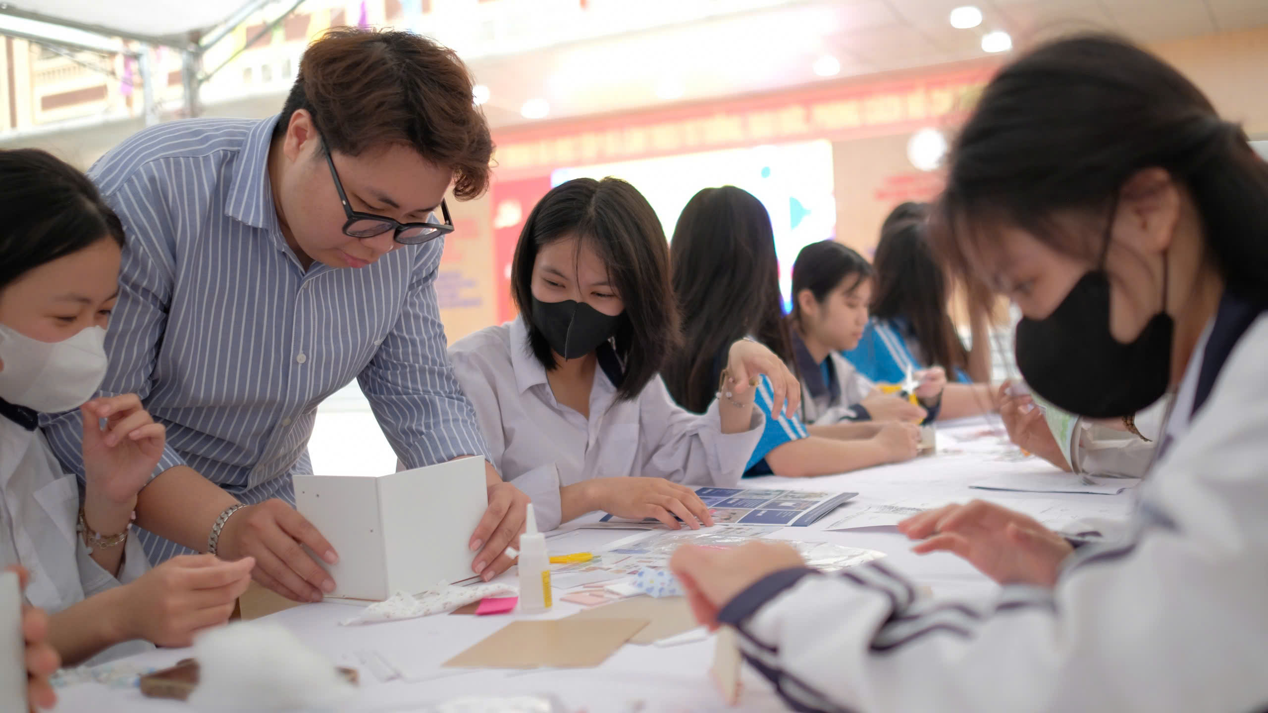 Các bạn học sinh tham gia workshop trải nghiệm lắp ráp mô hình 