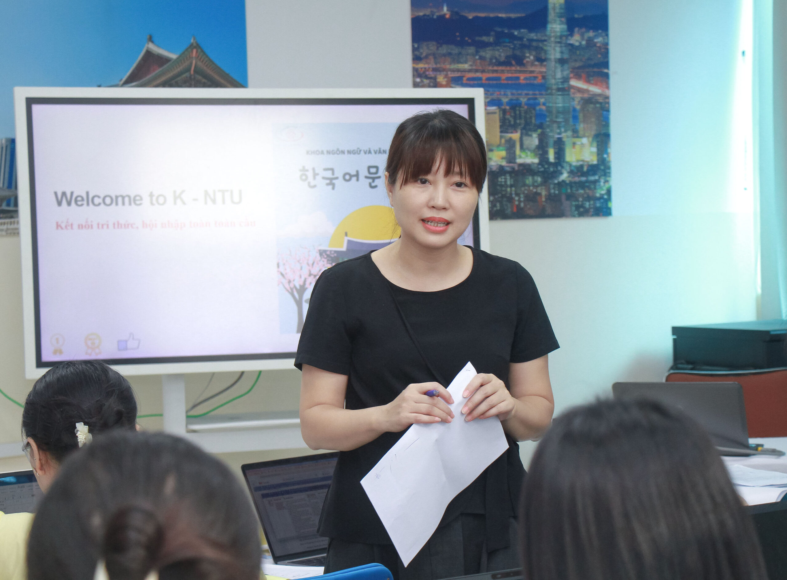 Theo đánh giá từ các hội đồng chấm khóa luận, sinh viên đã thể hiện được tư duy khoa học rõ ràng, lập luận chặt chẽ và có khả năng ứng dụng lý thuyết vào thực tế