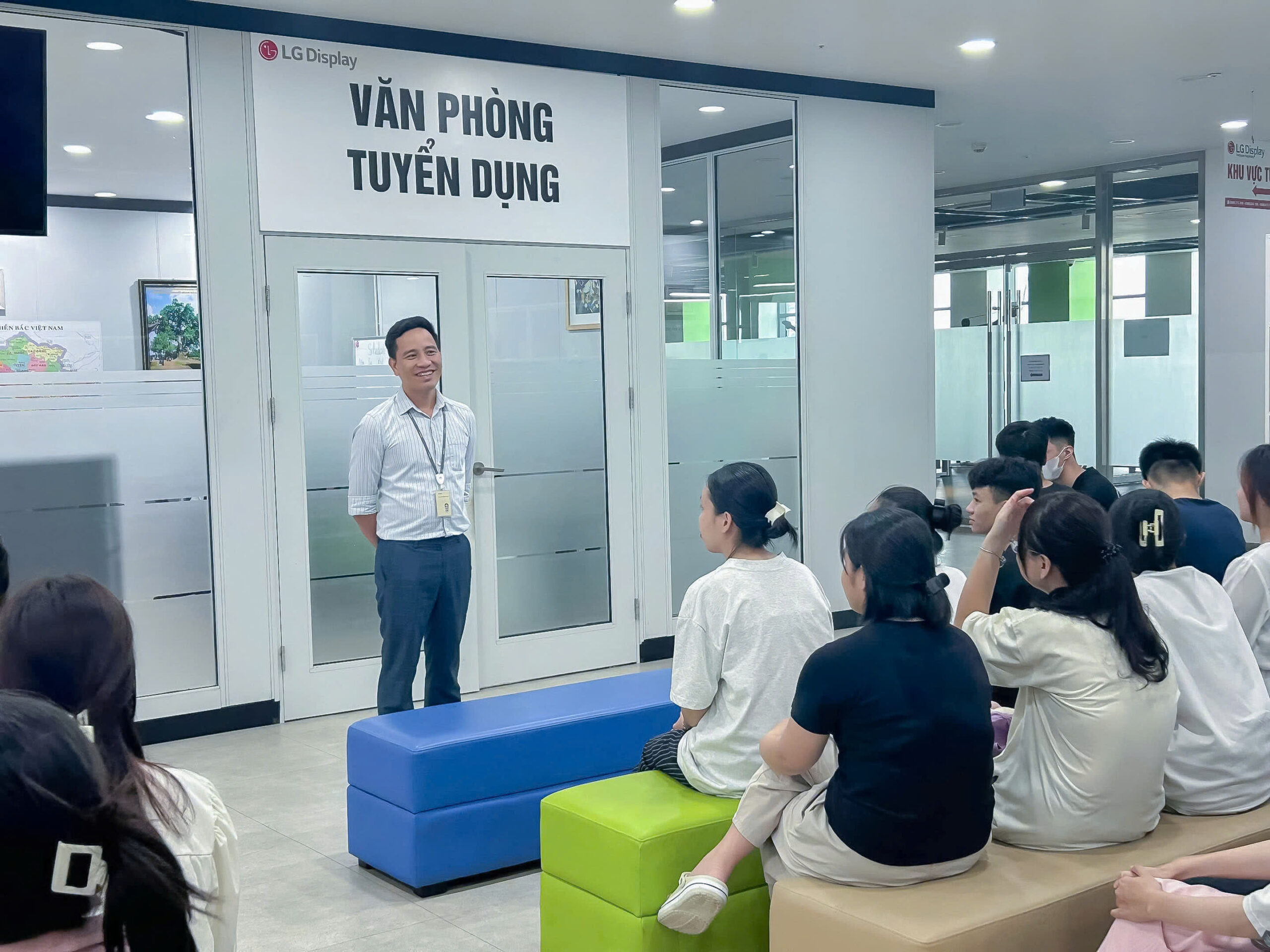 Các bạn được học ngay trong môi trường làm việc thật, nơi tiêu chuẩn kỷ luật, năng suất và chuyên nghiệp luôn được đặt lên hàng đầu