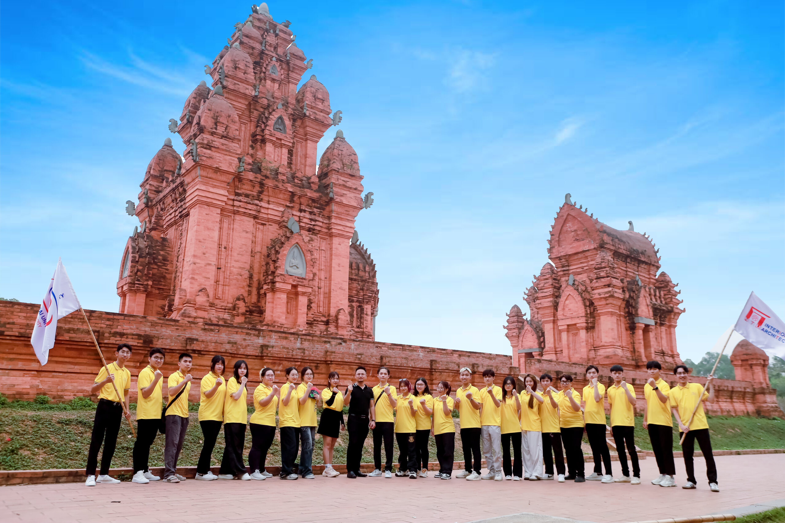Tại Trường Đại học Nguyễn Trãi, câu trả lời cho bài toán "Kiến trúc sư thời AI cần gì?" được định hình qua mô hình “giảng đường doanh nghiệp”