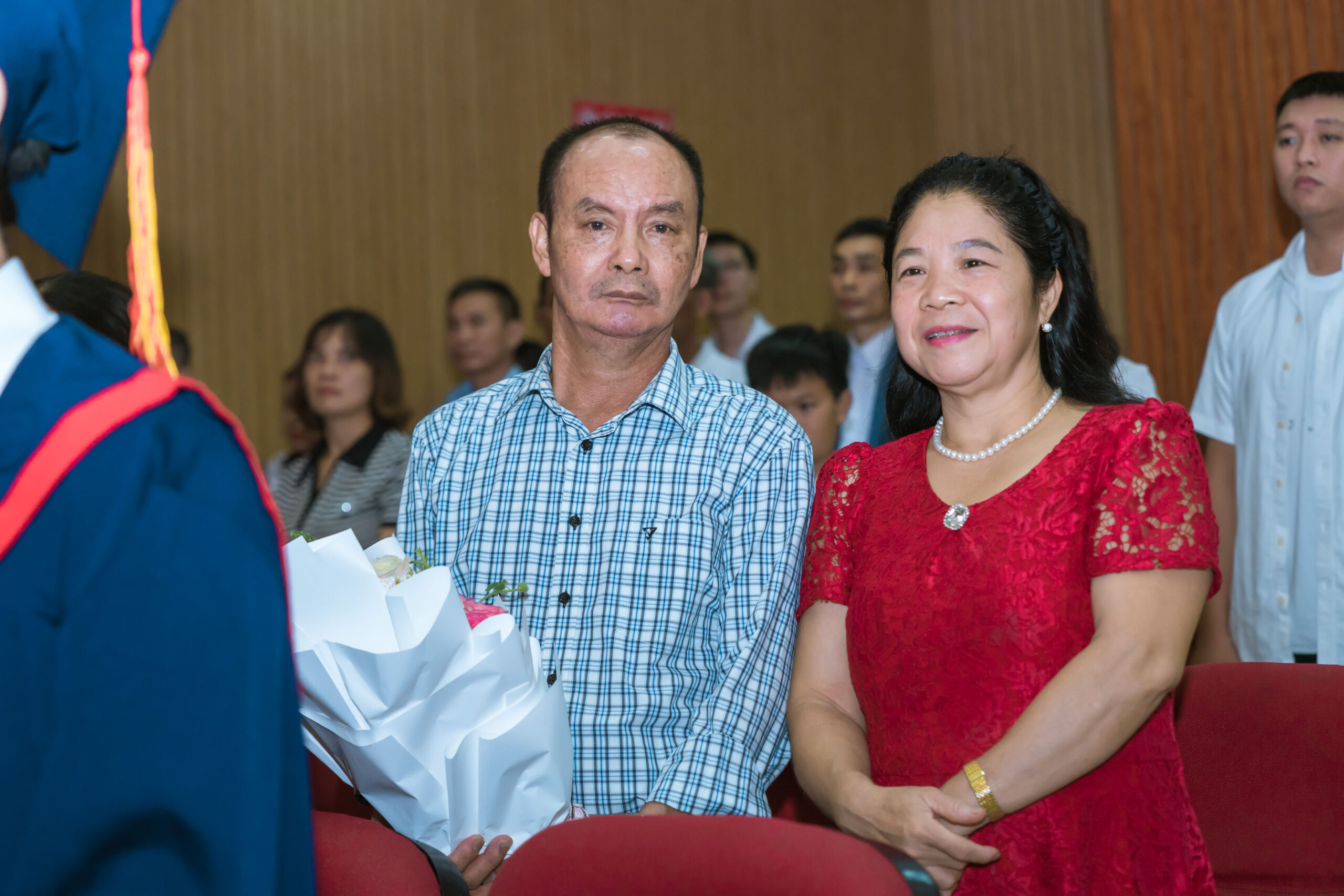 Những giọt nước mắt xúc động xen lẫn nụ cười hạnh phúc của phụ huynh khi chứng kiến khoảnh khắc quan trọng của con em mình 