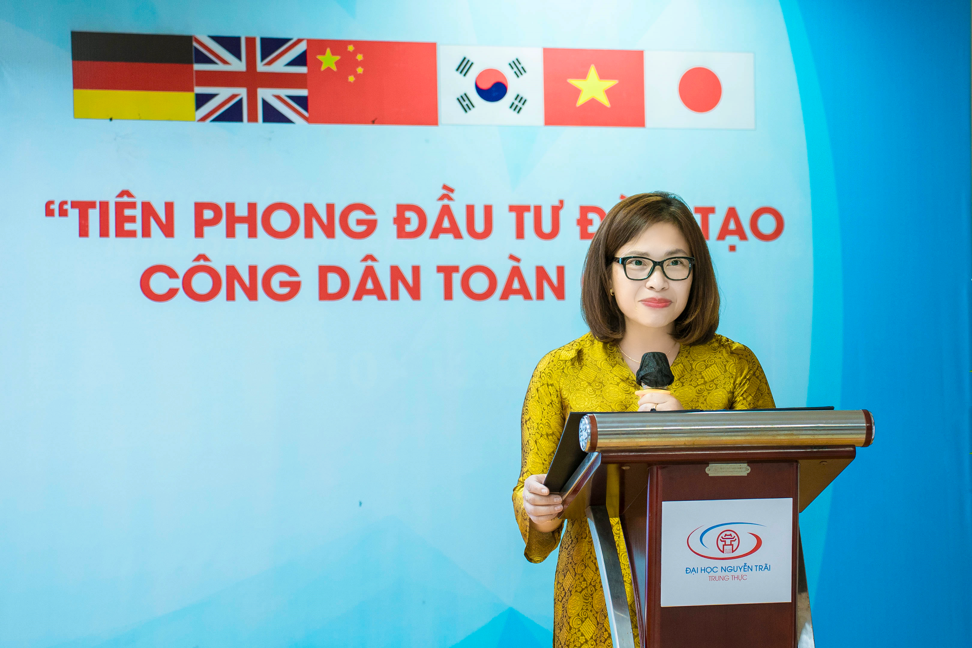 TS. Dương Hồng Loan đại diện Ban Giám hiệu Nhà trường phát biểu diễn văn Khai giảng năm học mới 2025 - 2026