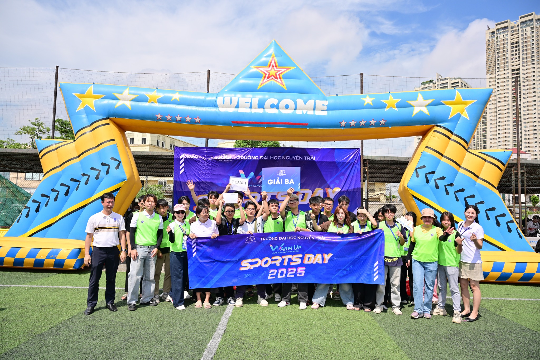 Giải Ba: Team 1 – Ngành Quản trị Kinh doanh