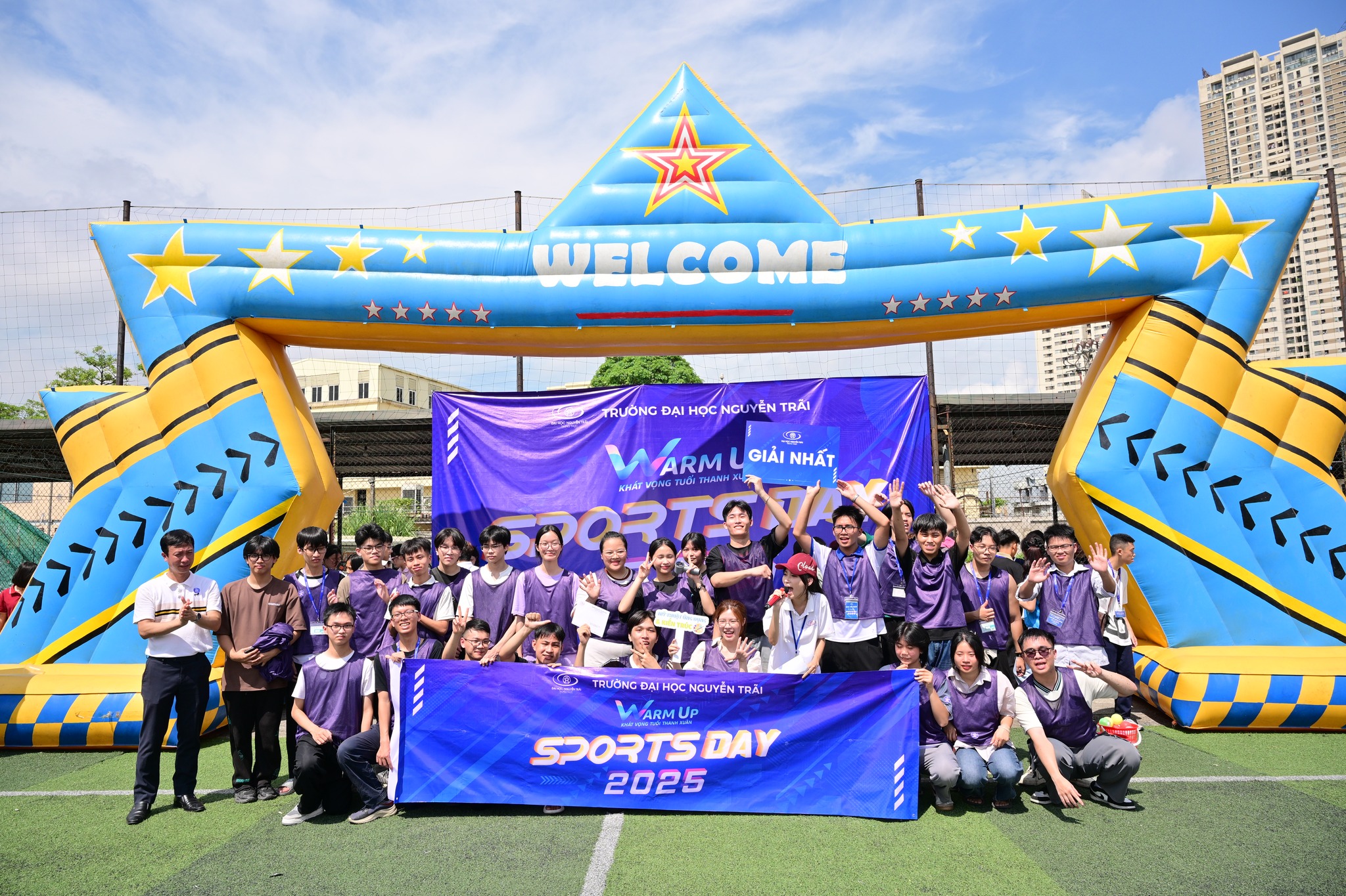Giải Nhất: Team 10 – Ngành Thiết kế Đồ họa & Ngành Thiết kế Nội thất