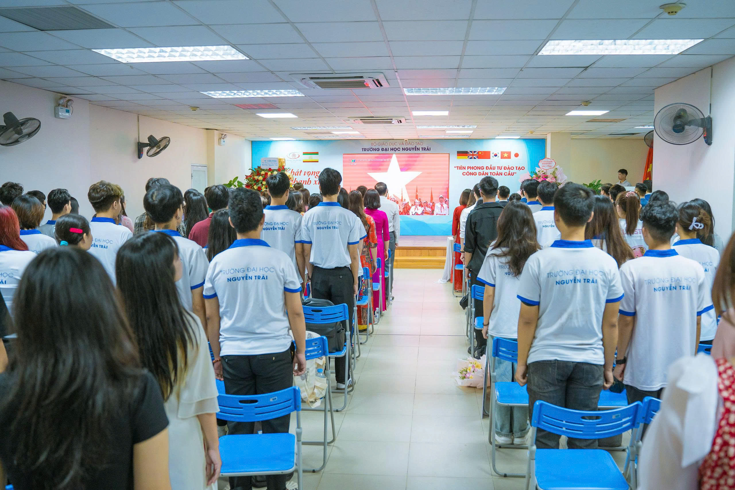 Tập thể cán bộ, giảng viên, sinh viên NTU cùng với tất cả các cơ sở giáo dục trên toàn quốc lần đầu tiên đồng loạt chào cờ và hát Quốc ca cùng một thời khắc