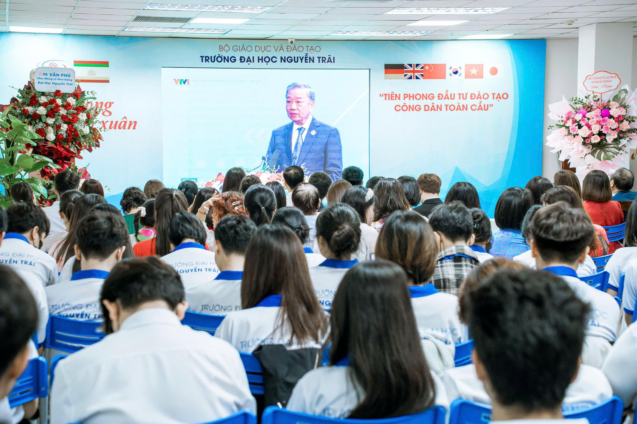 Tập thể thầy và trò Trường Đại học Nguyễn Trãi tiếp sóng trực tiếp Lễ Khai giảng năm học 2025 – 2026 toàn quốc do Bộ Giáo dục và Đào tạo tổ chức tại Trung tâm Hội nghị Quốc gia