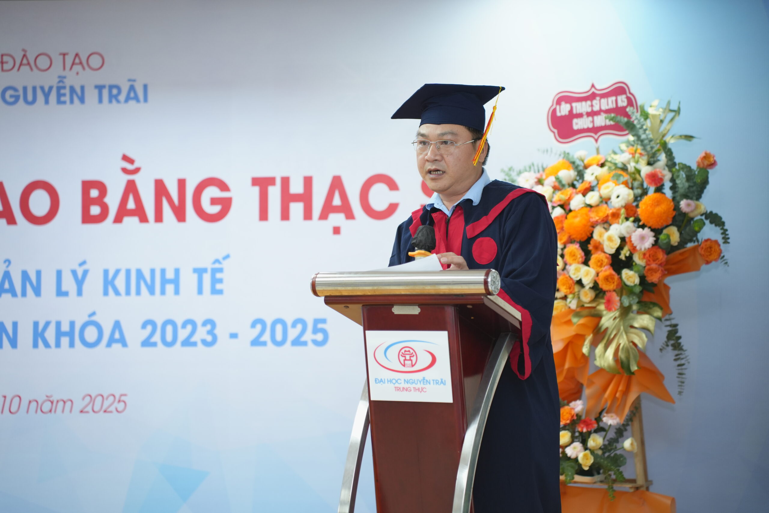 Tân Thạc sĩ, anh Nguyễn Văn Duy, Ban cán sự lớp Quản lý Kinh tế K5, đã phát biểu đầy xúc động gửi lời tri ân tới Nhà trường, người thân, bạn bè,...