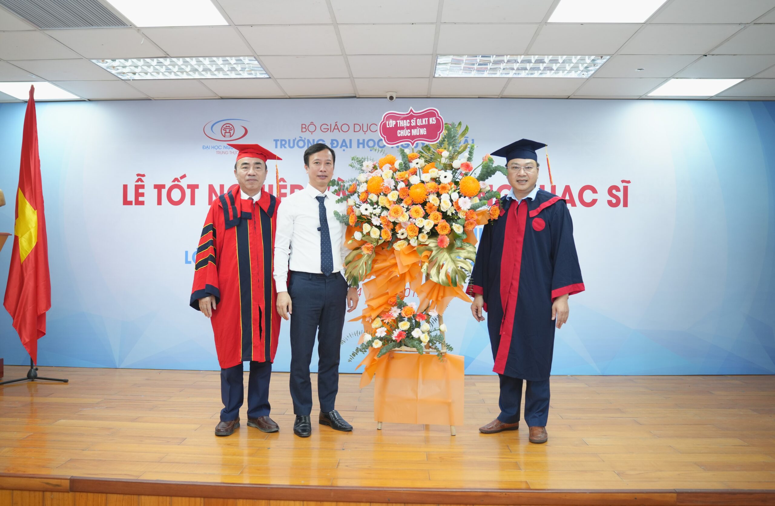Đại diện BGH Nhà trường, ThS. Trần Văn Tuyến gửi lời chúc mừng, động viên các Tân Thạc sĩ