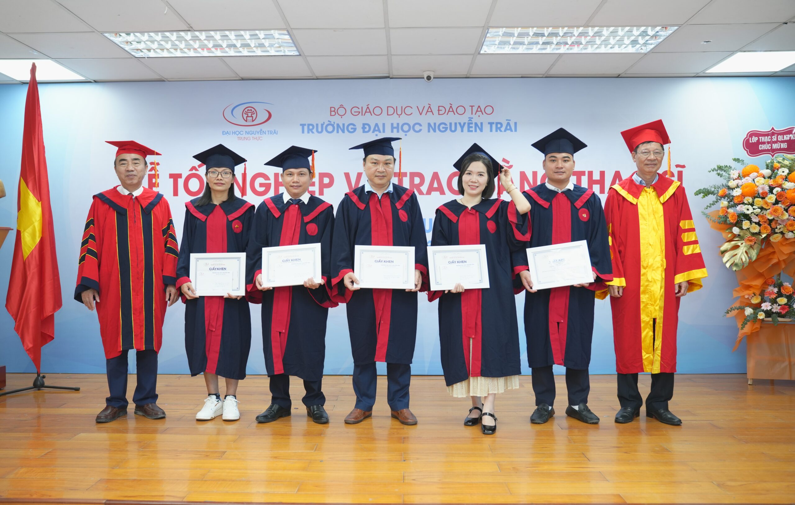 Nhà trường đã khen thưởng 6 học viên đạt thành tích xuất sắc trong học tập, rèn luyện và nghiên cứu khoa học