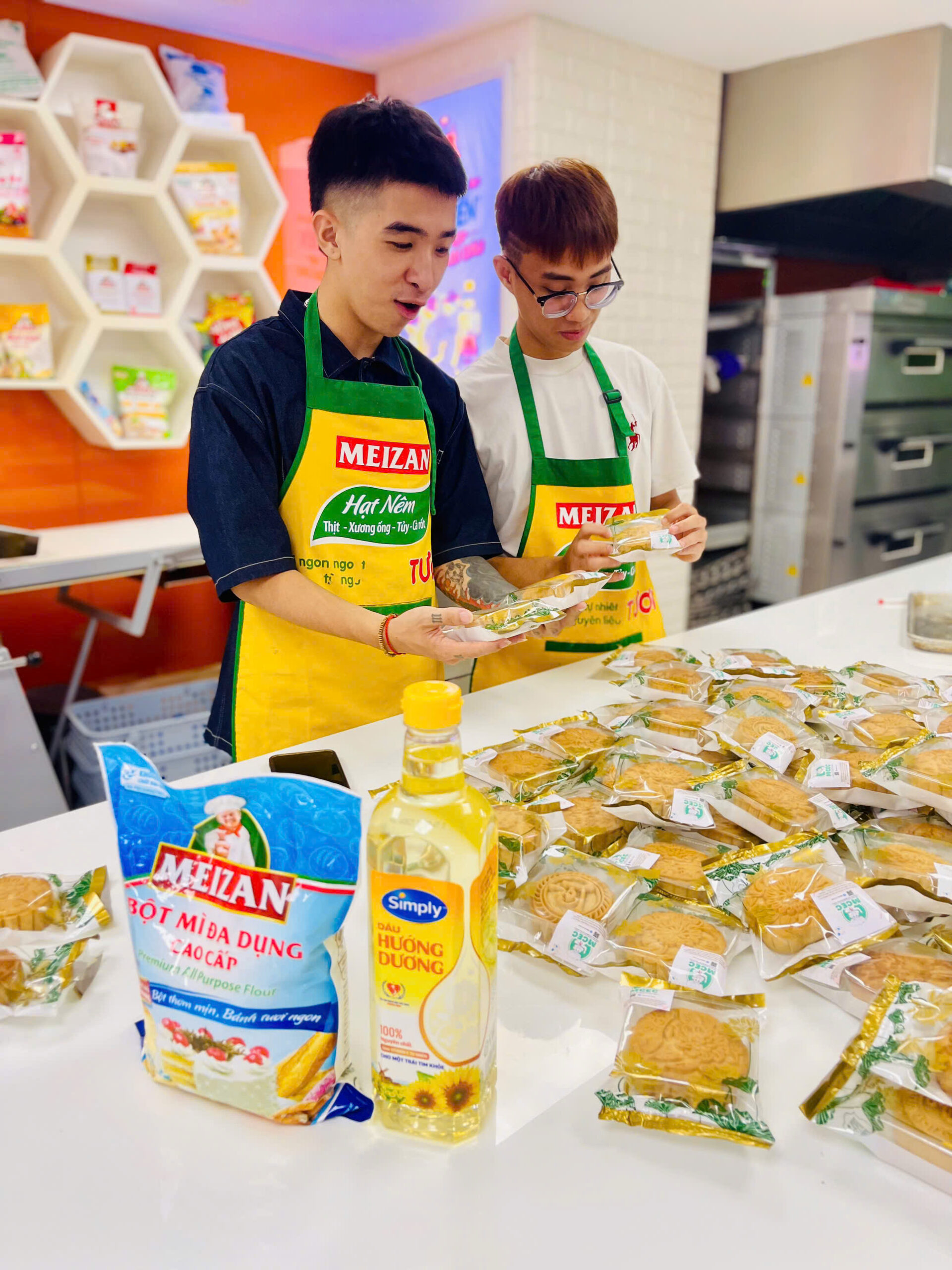 Để dự án diễn ra thuận lợi, sinh viên NTU đã nhận được sự đồng hành của Tập đoàn Wilmar CLV – nhà tài trợ chính, hỗ trợ toàn bộ địa điểm, trang thiết bị và nguyên liệu sản xuất bánh tại Trung Tâm Trải Nghiệm Ẩm Thực Meizan Hà Nội