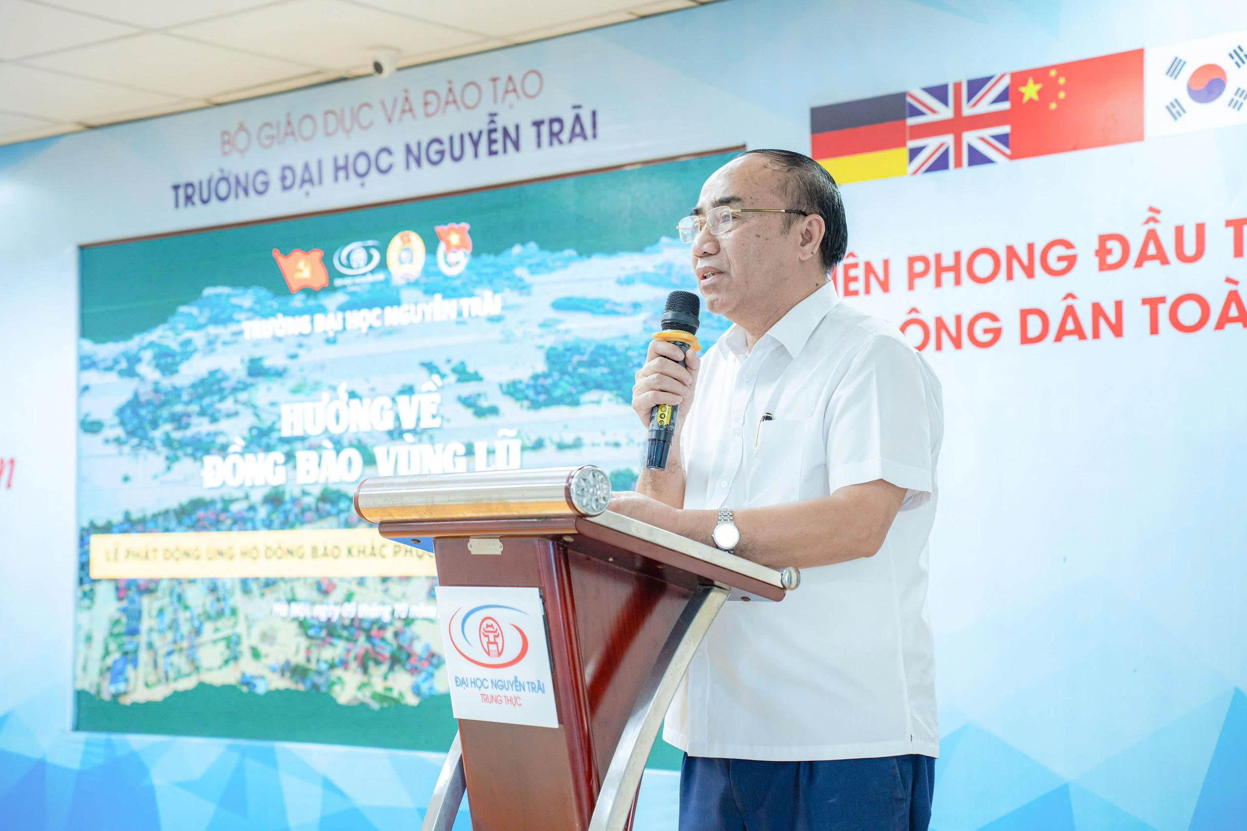 PGS. TS Nguyễn An Tiêm - Bí thư Đảng bộ, Phó Hiệu trưởng Nhà trường nhấn mạnh "Giáo dục không chỉ là tri thức, mà còn là bồi dưỡng lòng nhân ái và trách nhiệm công dân."
