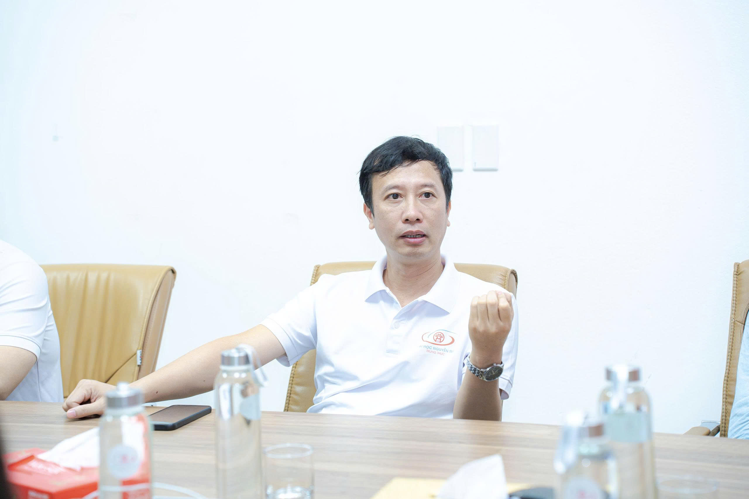 Đại diện Ban Giám hiệu Trường Đại học Nguyễn Trãi chia sẻ thông điệp yêu thương, gửi lời động viên đến các bạn sinh viên chịu ảnh hưởng bởi bão lũ