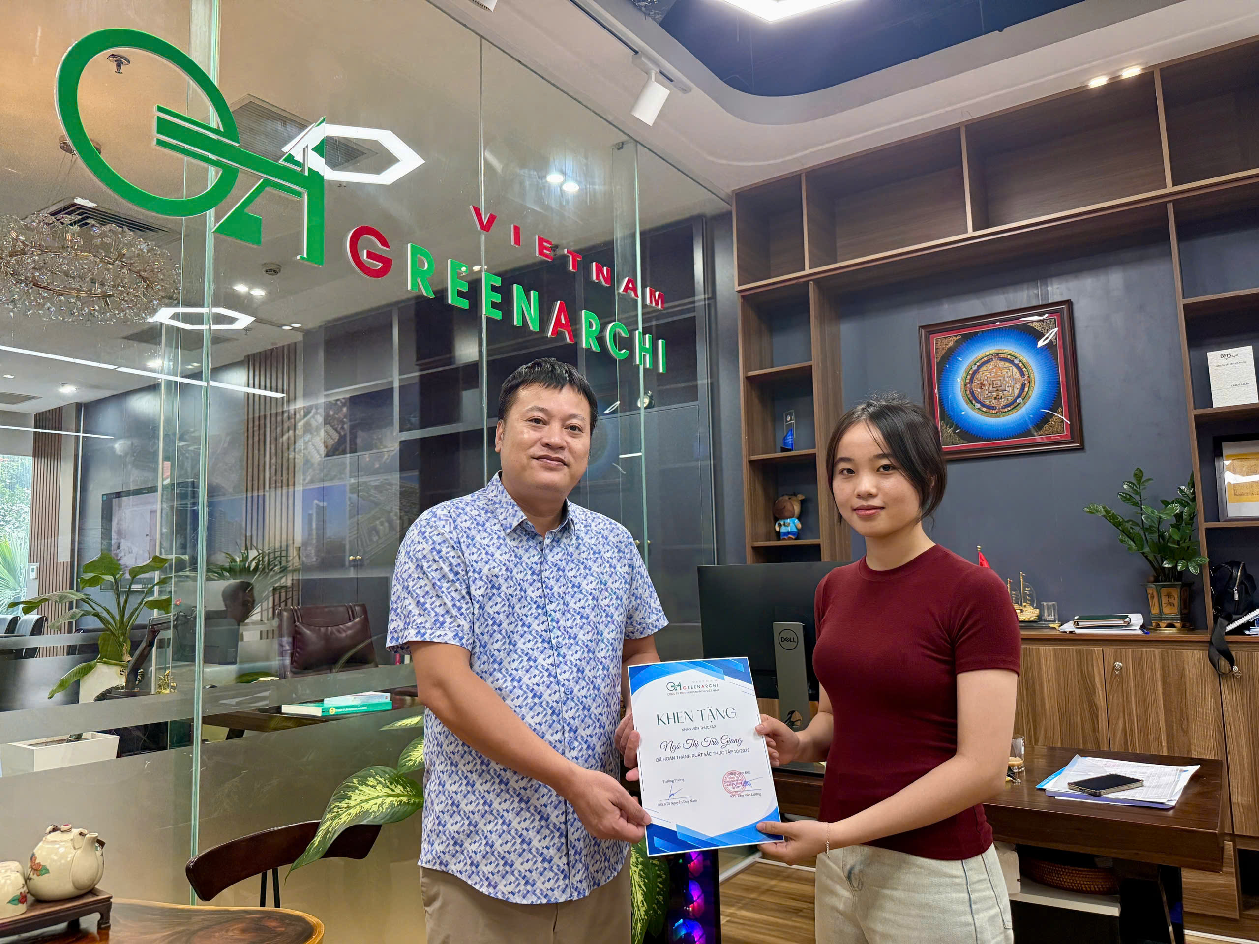 Tổng Giám đốc – KTS. Chu Văn Lương, đại diện Công ty GreenArchi Việt Nam, đã trao giấy khen và tuyển chọn 4 sinh viên xuất sắc vào chương trình thực tập chính thức tại doanh nghiệp