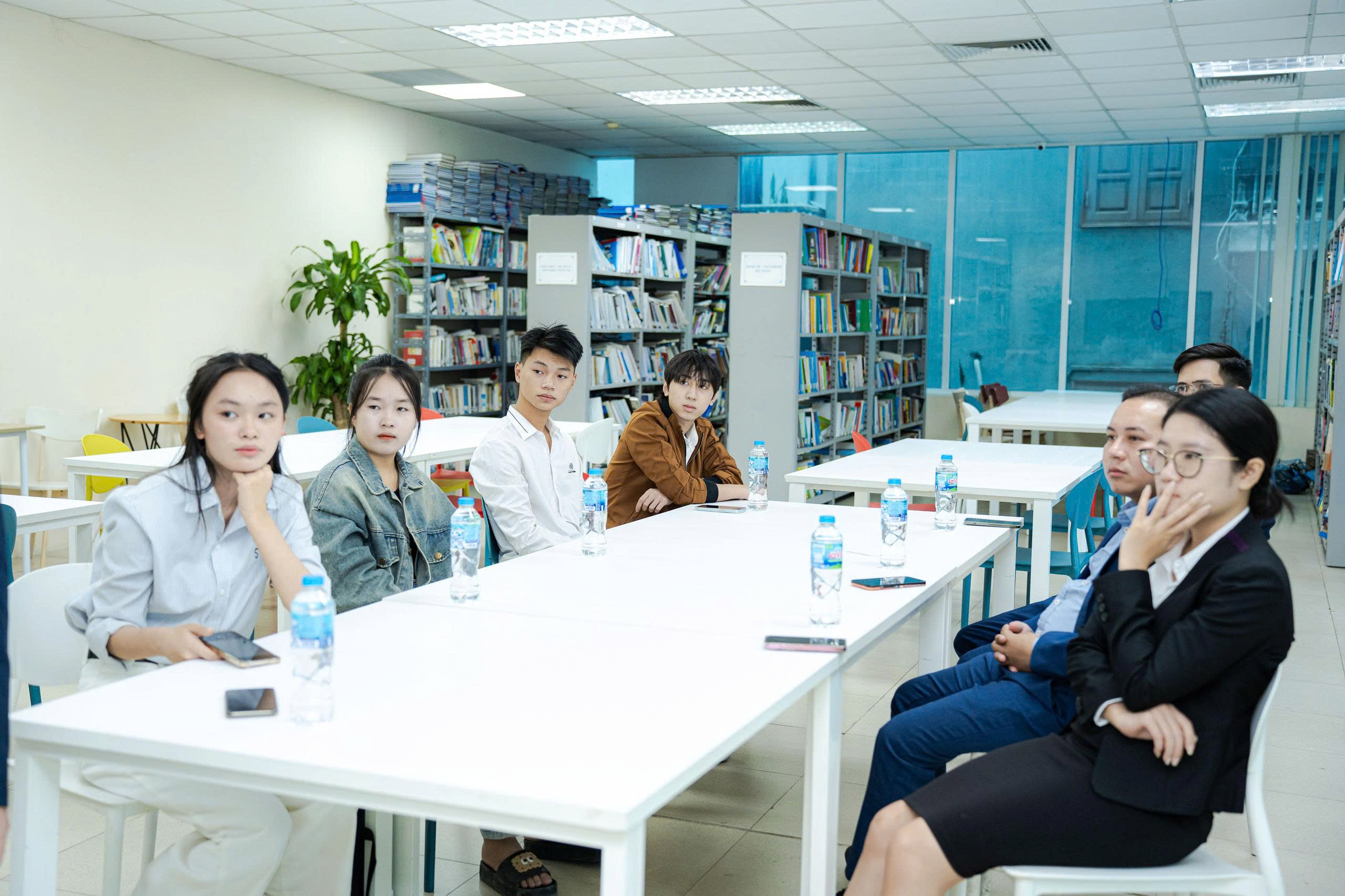 Sinh viên Khoa Tài chính – Ngân hàng NTU hứng khởi đón nhận thông tin về chương trình hợp tác thực tế cùng MB Tây Hà Nội.
