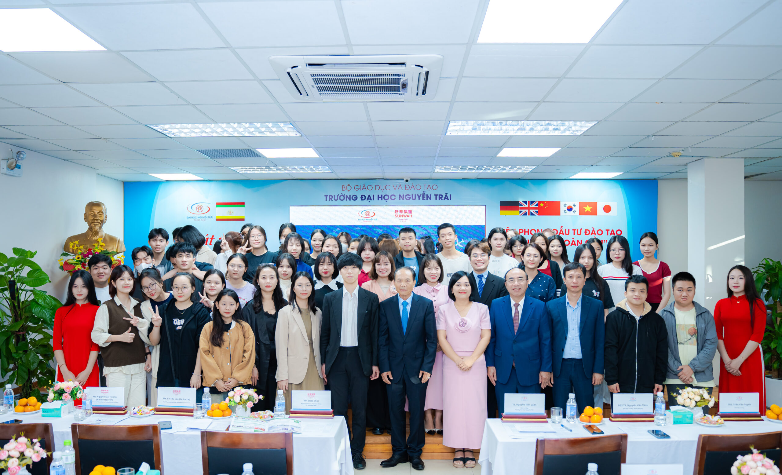 Đại diện Trường Đại học Nguyễn Trãi và Tập đoàn Sunwah chụp ảnh lưu niệm sau lễ ký kết