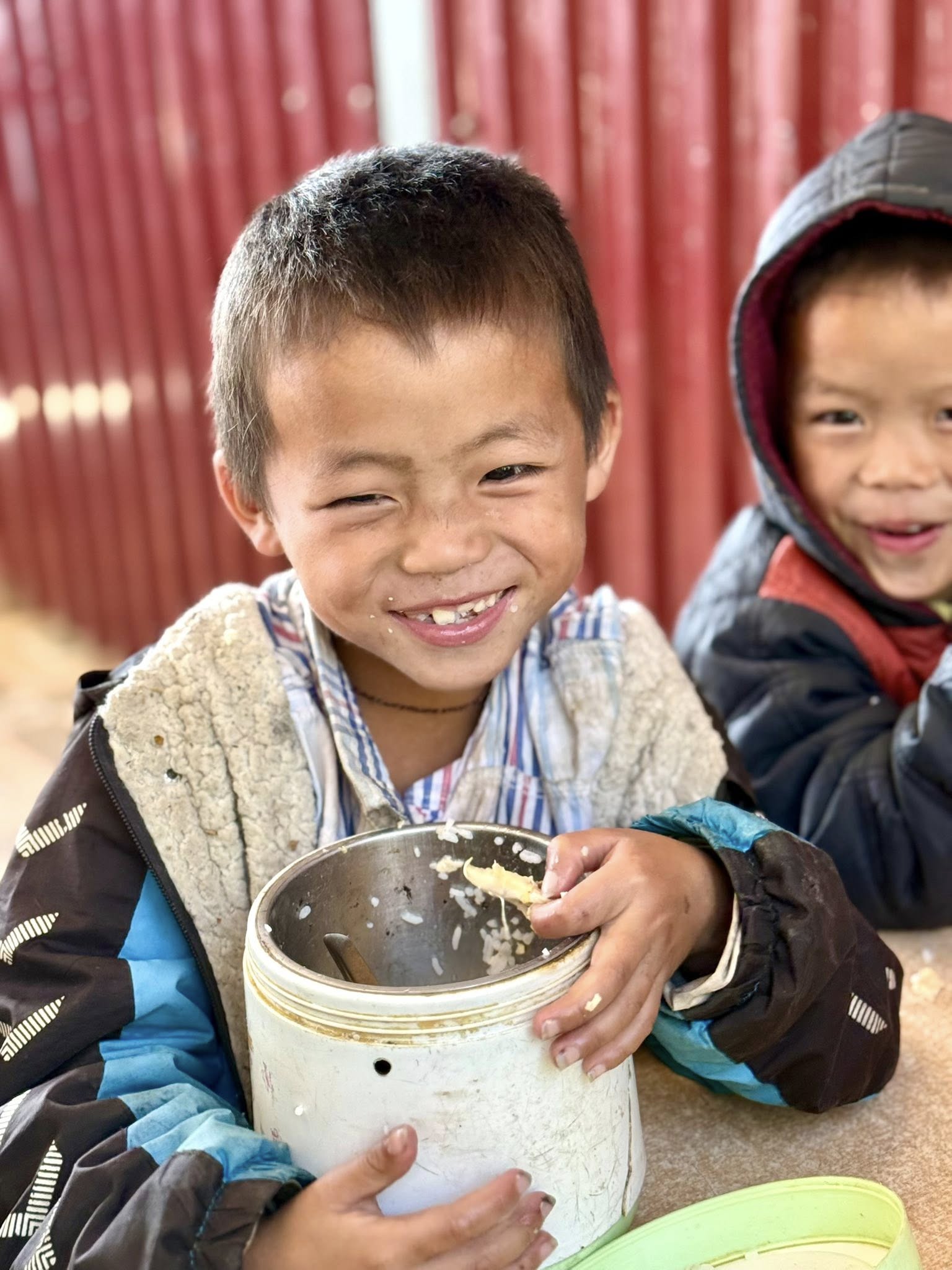 Các em nhỏ háo hức nhận quà từ chương trình “Hơi ấm vùng cao” do sinh viên NTU thực hiện
