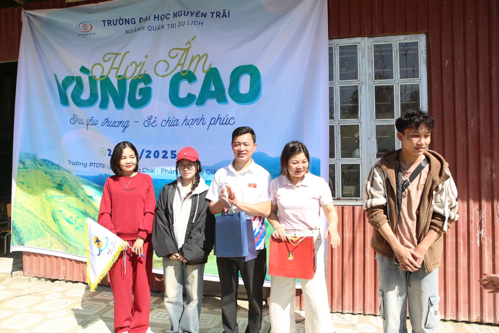 Sinh viên ngành Quản trị Du lịch NTU trao áo ấm và sách vở cho học sinh Trường Tiểu học Trung Chải trong chương trình “Hơi ấm vùng cao”