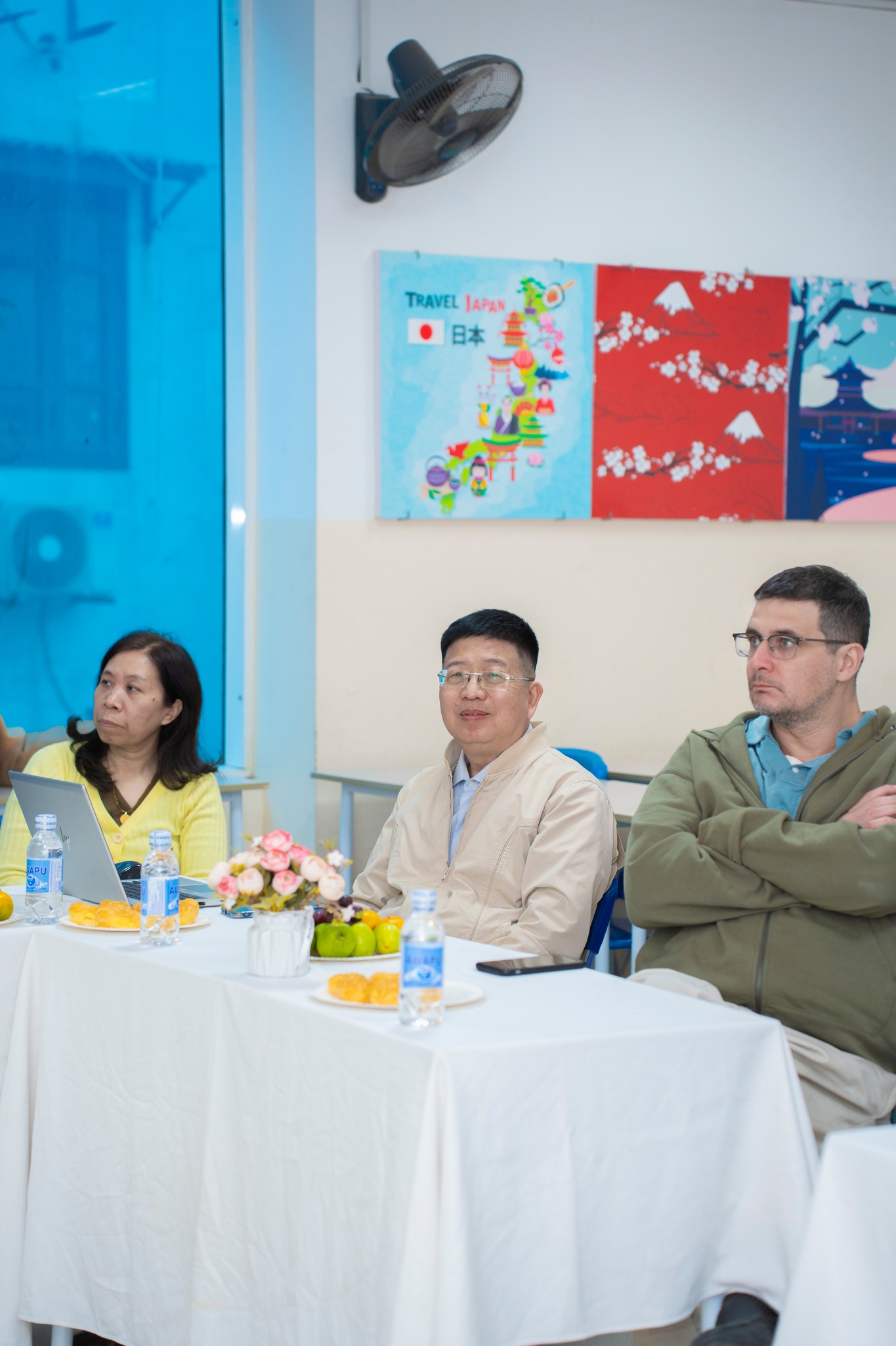 Các giảng viên Khoa Quốc tế – Bộ môn Tiếng Anh trao đổi, thảo luận chuyên môn tại seminar