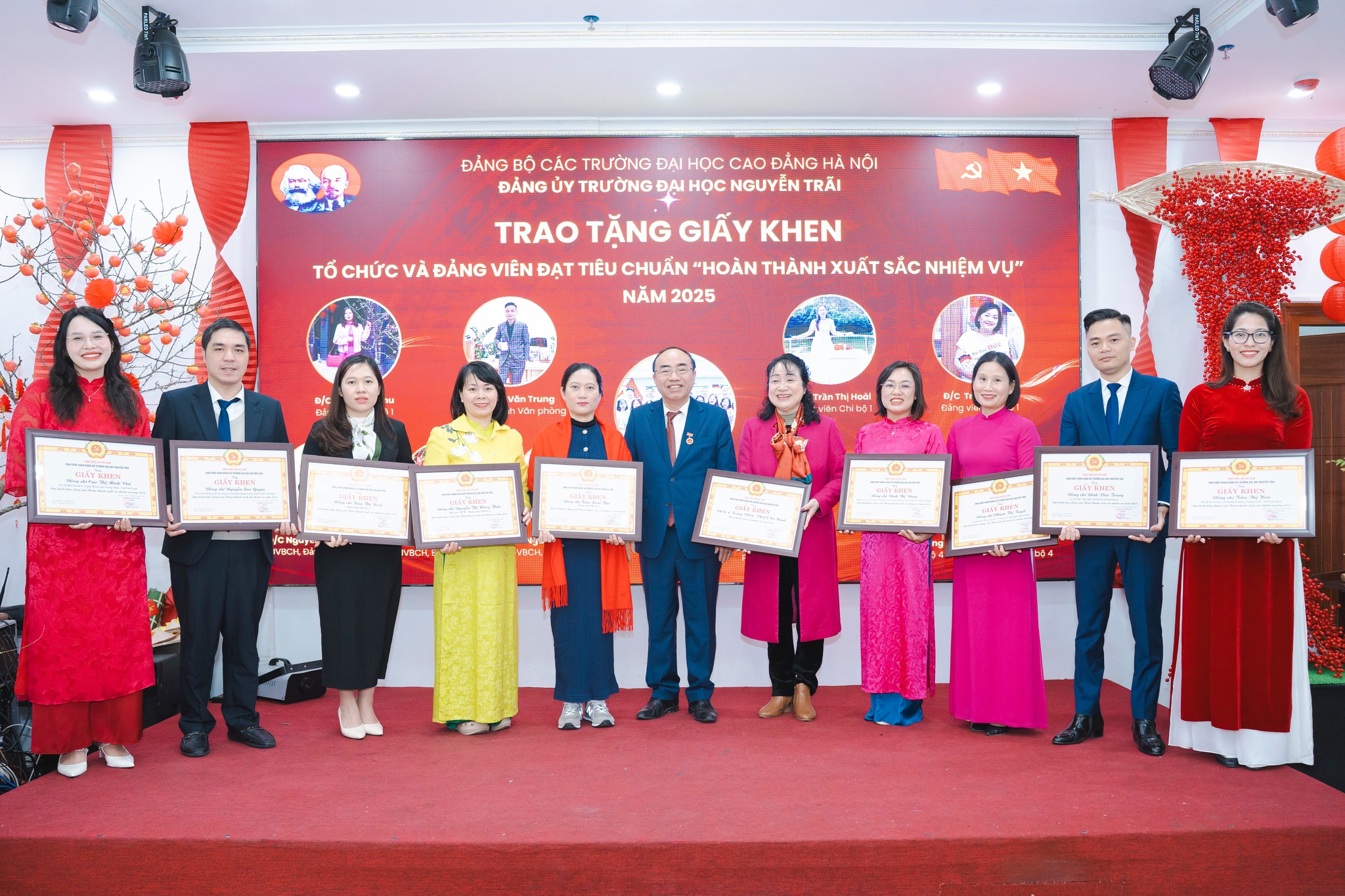 Đảng ủy Trường Đại học Nguyễn Trãi trao Giấy khen cho các đảng viên hoàn thành xuất sắc nhiệm vụ năm 2025