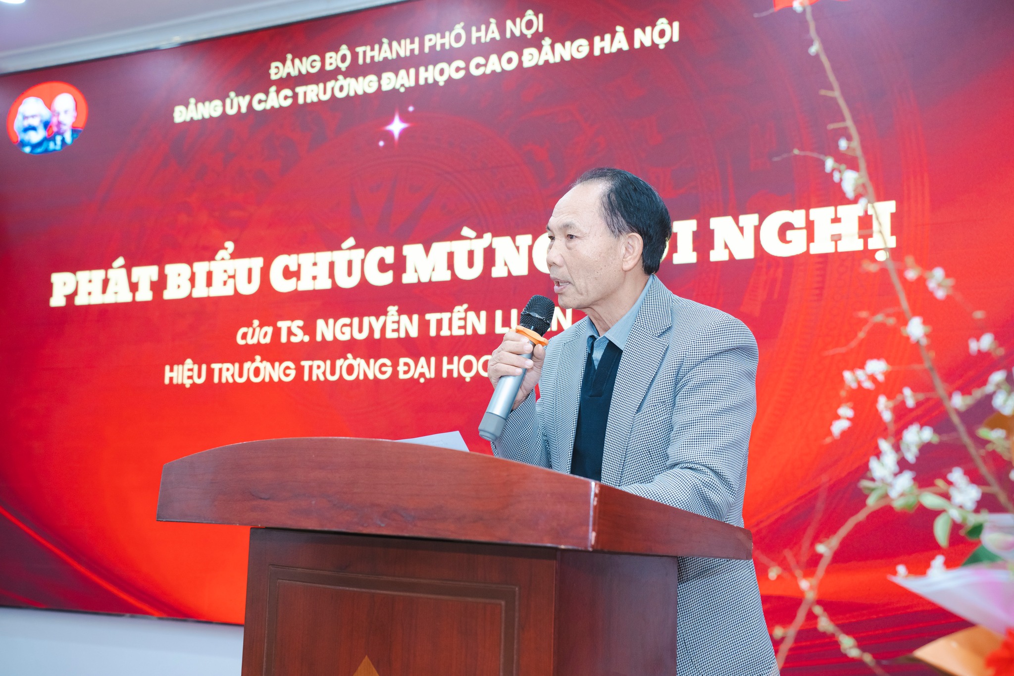 TS. Nguyễn Tiến Luận – Hiệu trưởng Trường Đại học Nguyễn Trãi phát biểu chúc mừng và ghi nhận những kết quả công tác Đảng năm 2025