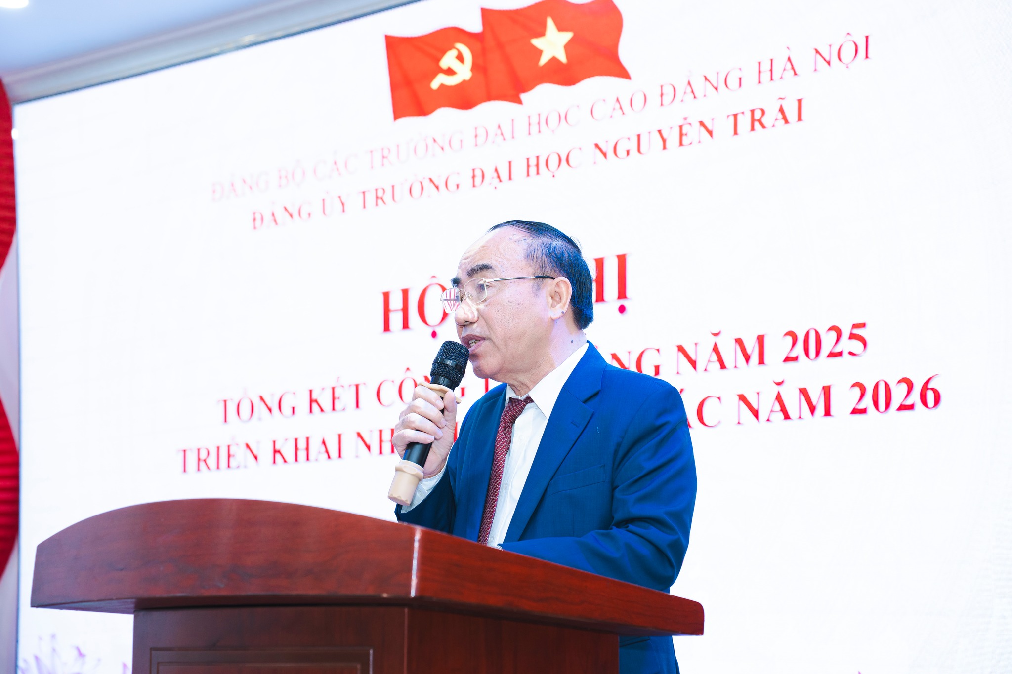 Đồng chí Nguyễn Văn Tiêm – Bí thư Đảng ủy Trường Đại học Nguyễn Trãi phát biểu khai mạc Hội nghị
