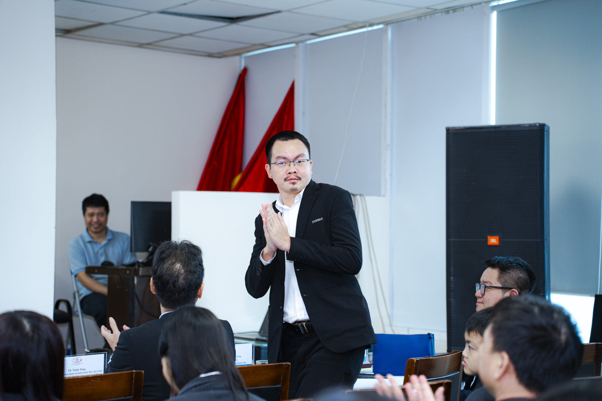 Ông Trịnh Quốc Cường – Founder & CEO Công ty CP Xây Nhà Xanh Mát, cựu sinh viên NTU K09 trao đổi tại tọa đàm về tư duy nghề nghiệp, cách vượt qua thách thức trong giai đoạn khởi nghiệp và tầm quan trọng của việc kiên định theo đuổi mục tiêu dài hạn