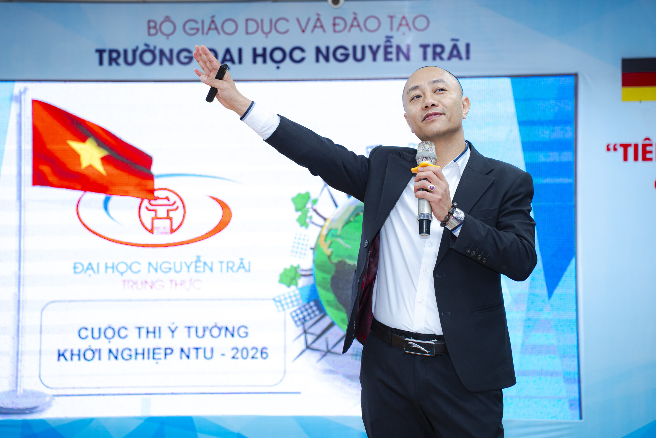 Trần Tuấn Linh – Giám đốc Viện Khởi nghiệp Sáng tạo, chia sẻ tại tọa đàm, nhấn mạnh vai trò của hệ sinh thái khởi nghiệp trong việc hỗ trợ sinh viên phát triển ý tưởng và tiếp cận thực tiễn ngay từ giảng đường.