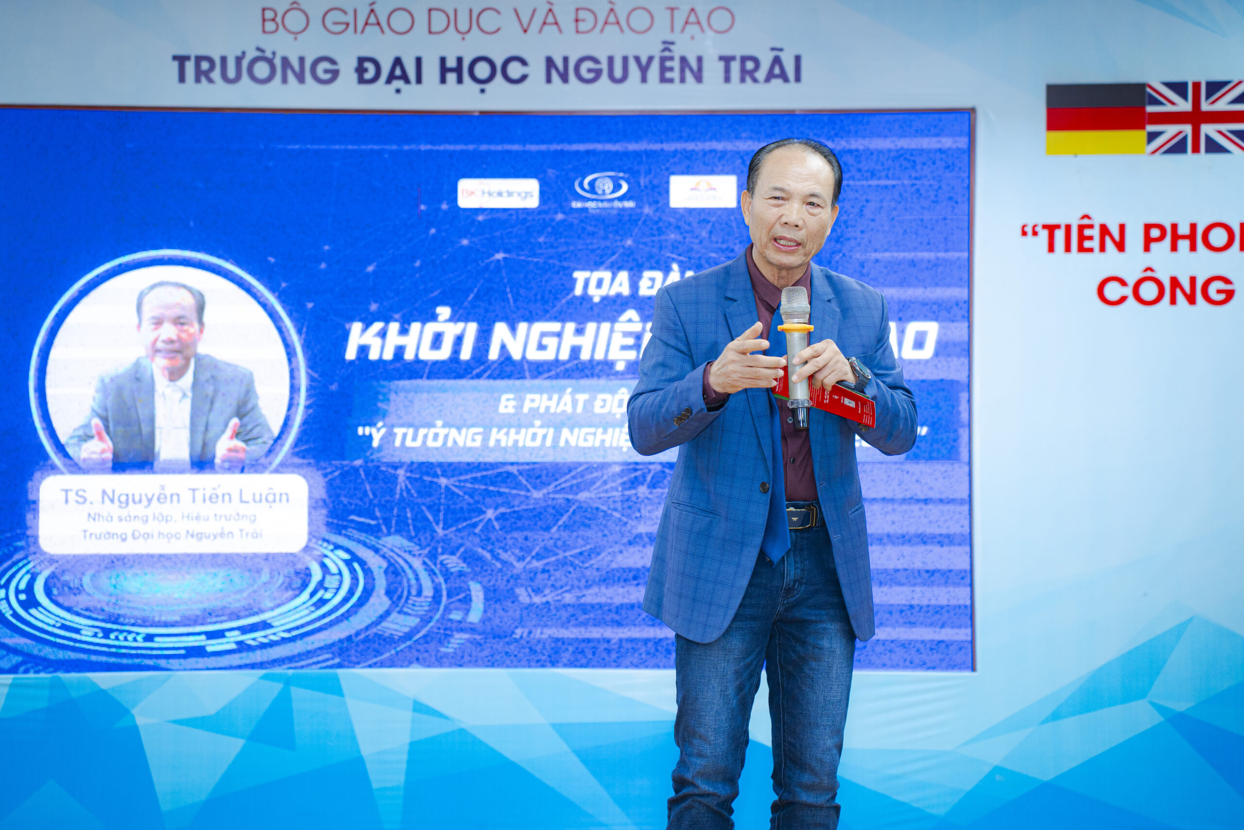 TS. Nguyễn Tiến Luận – Nhà sáng lập, Hiệu trưởng Trường Đại học Nguyễn Trãi phát biểu tại chương trình, nhấn mạnh vai trò của đổi mới sáng tạo và năng lực thích ứng trong giáo dục đại học hiện nay