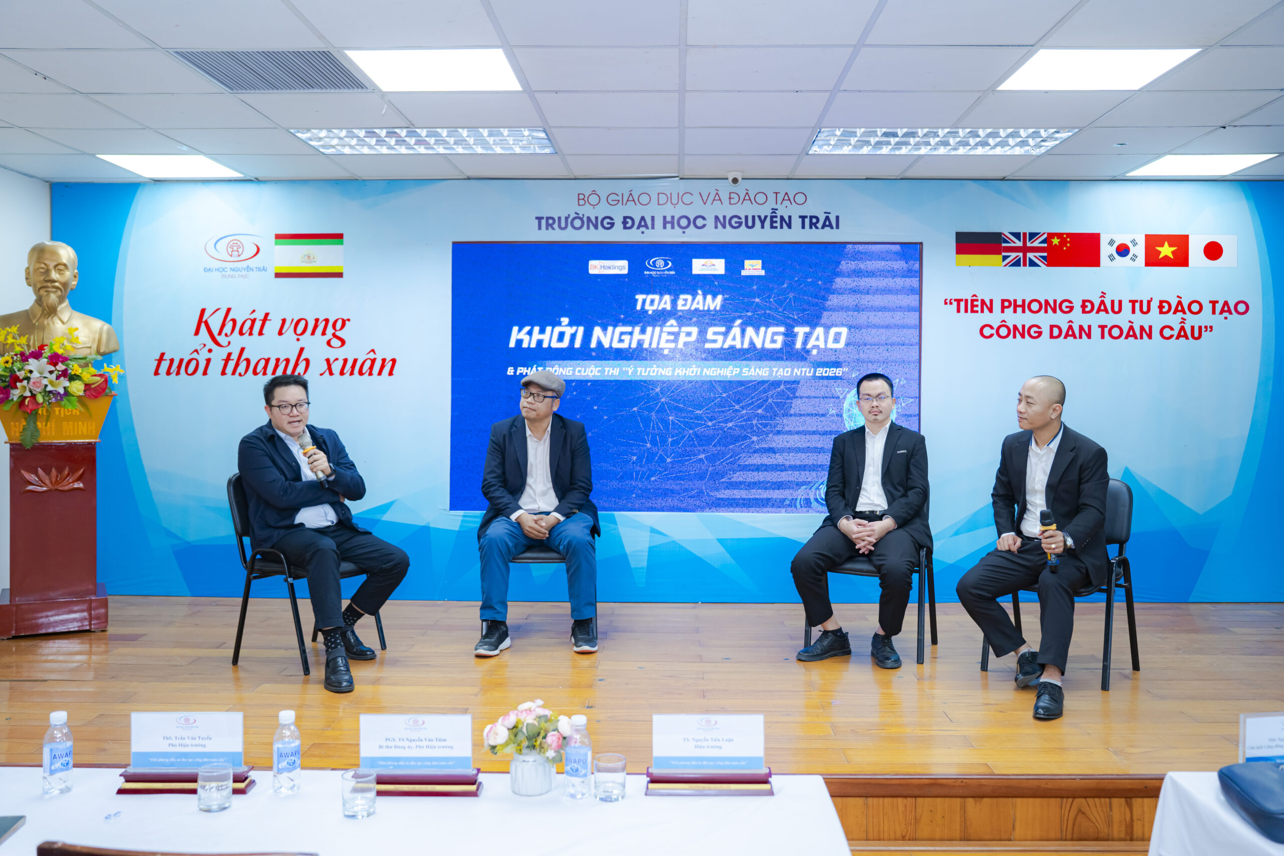 Các diễn giả, chuyên gia và doanh nhân chia sẻ kinh nghiệm thực tiễn về hình thành ý tưởng, xây dựng đội nhóm và phát triển mô hình khởi nghiệp bền vững