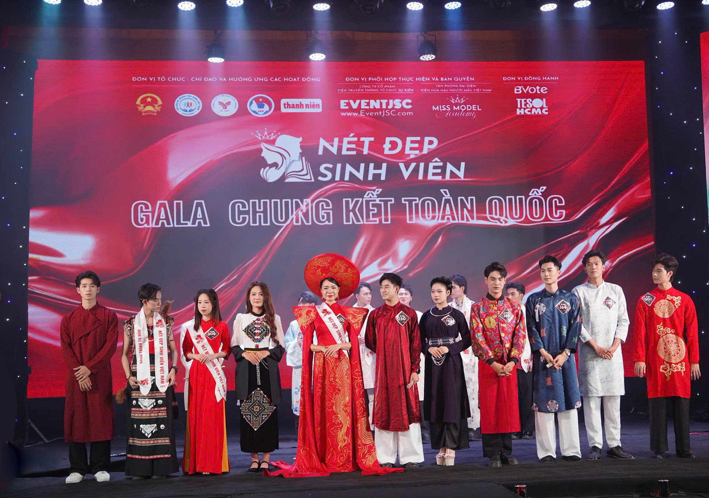 Khoảnh khắc Nguyễn Phương Anh – sinh viên ngành Kế toán, Trường Đại học Nguyễn Trãi – được xướng tên với hai danh hiệu tại “Nét đẹp Sinh viên”