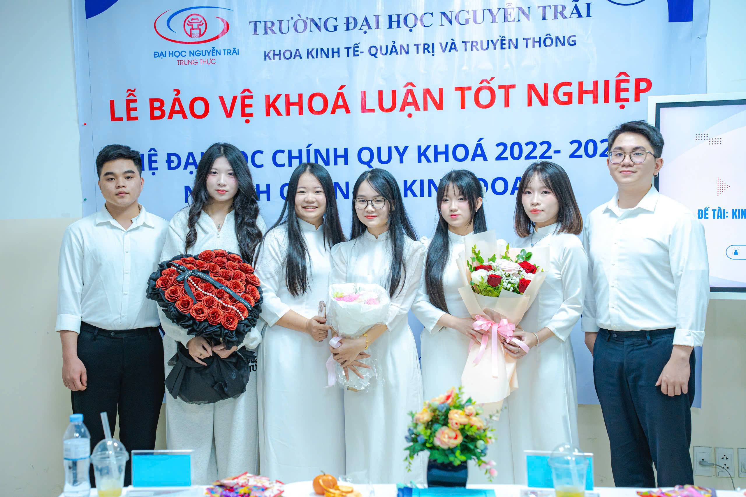 Lễ bảo vệ khóa luận là dịp kiểm chứng kết quả đào tạo gắn lý thuyết với thực tiễn của Nhà trườn