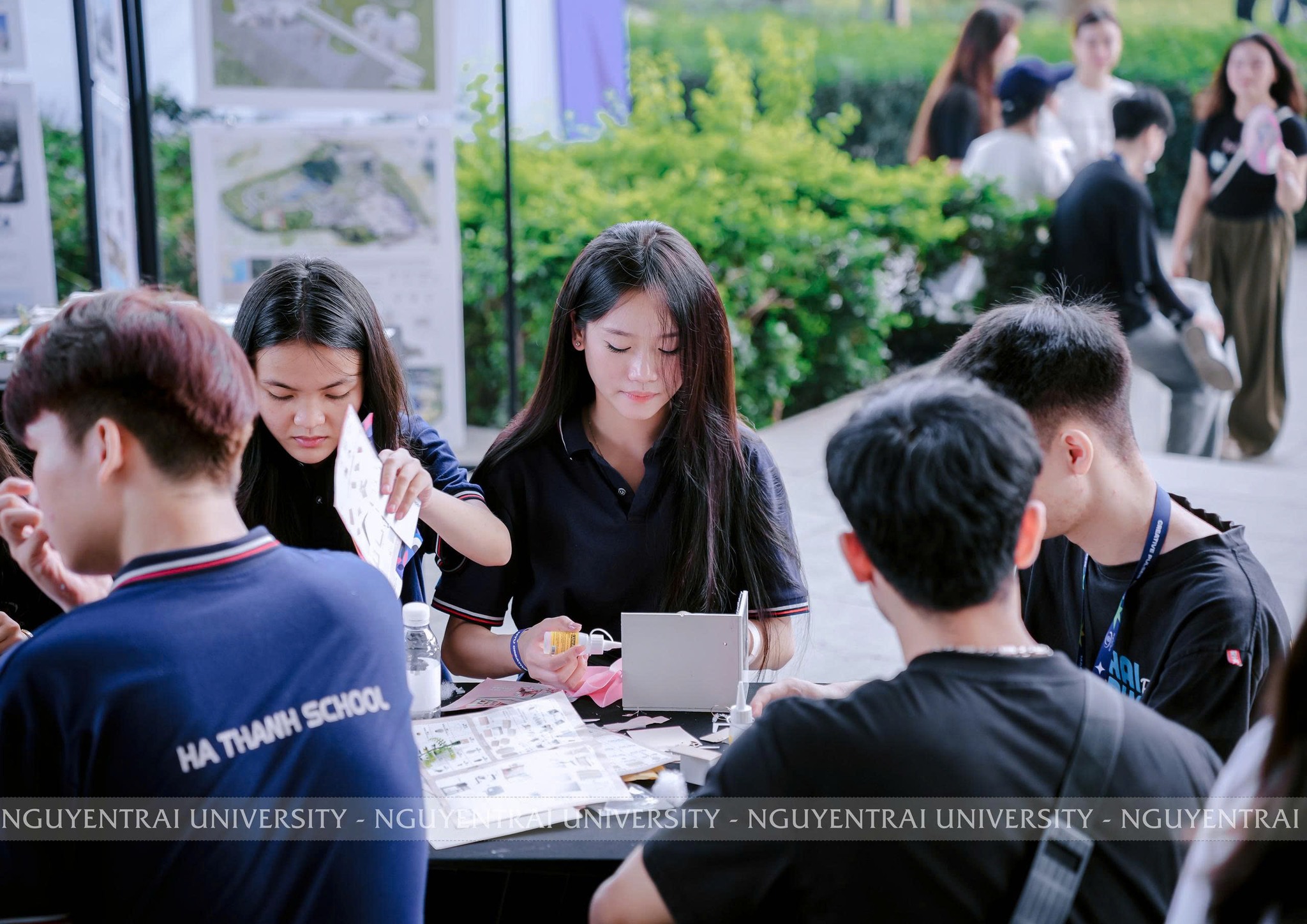 Khu vực workshop trải nghiệm lắp ghép mô hình nội thất được các bạn học sinh quan tâm