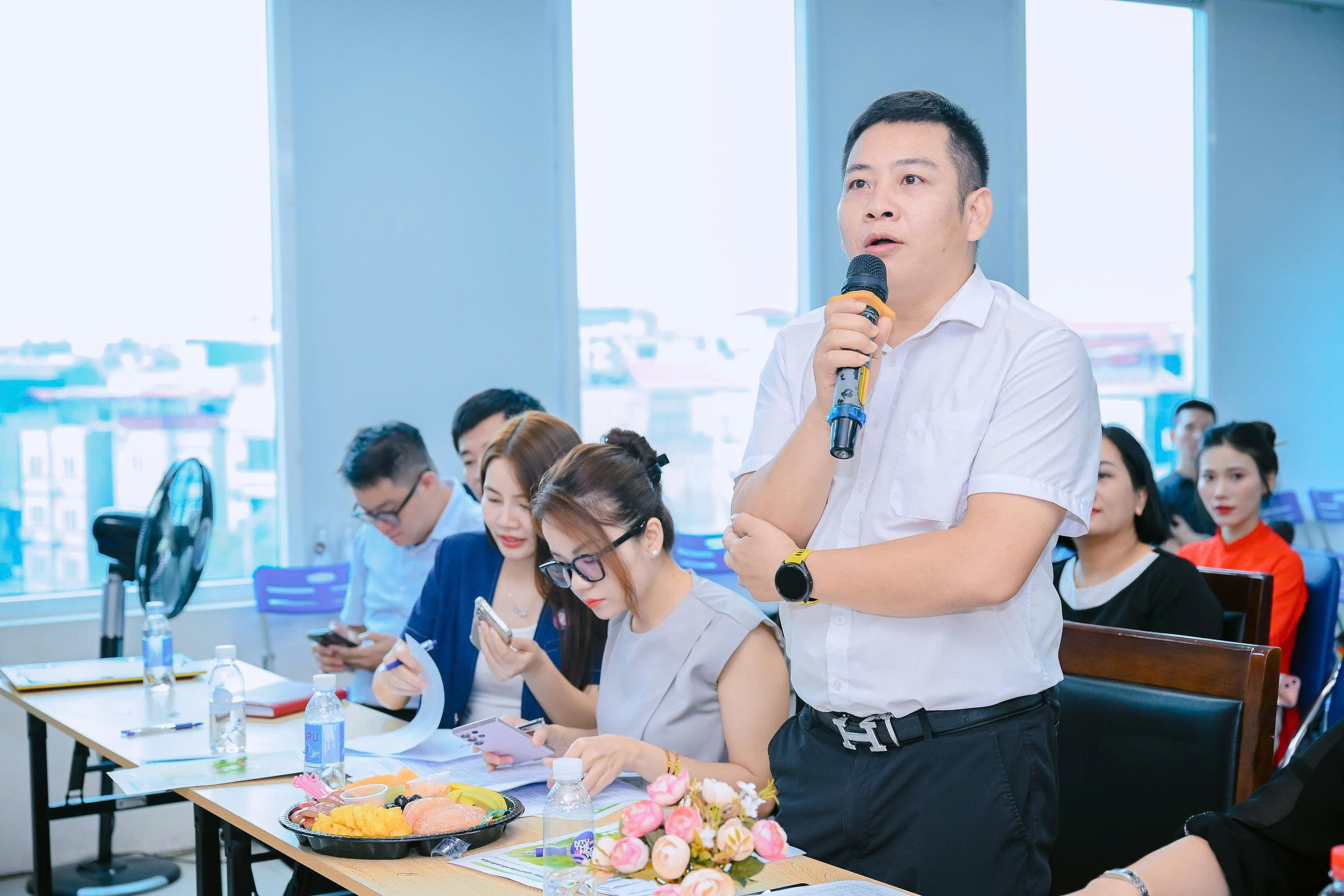 Hội đồng Ban Giám khảo với những góp ý chuyên môn, giúp các đội thi hoàn thiện ý tưởng và định hướng phát triển dự án trong thực tiễn